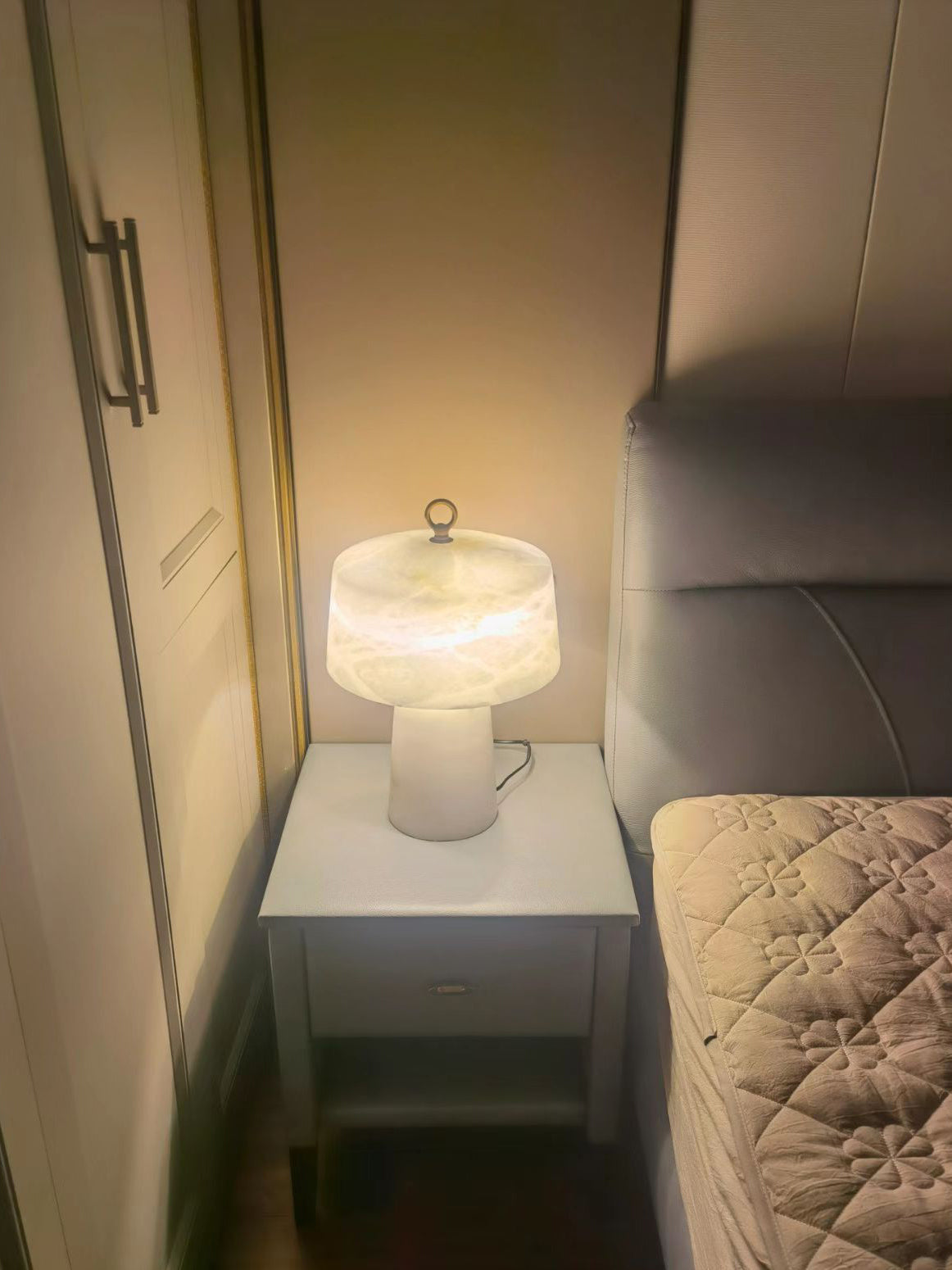 LuxeAogashima - Table Lamp with Elegant Design and Cosy Light Diffusion