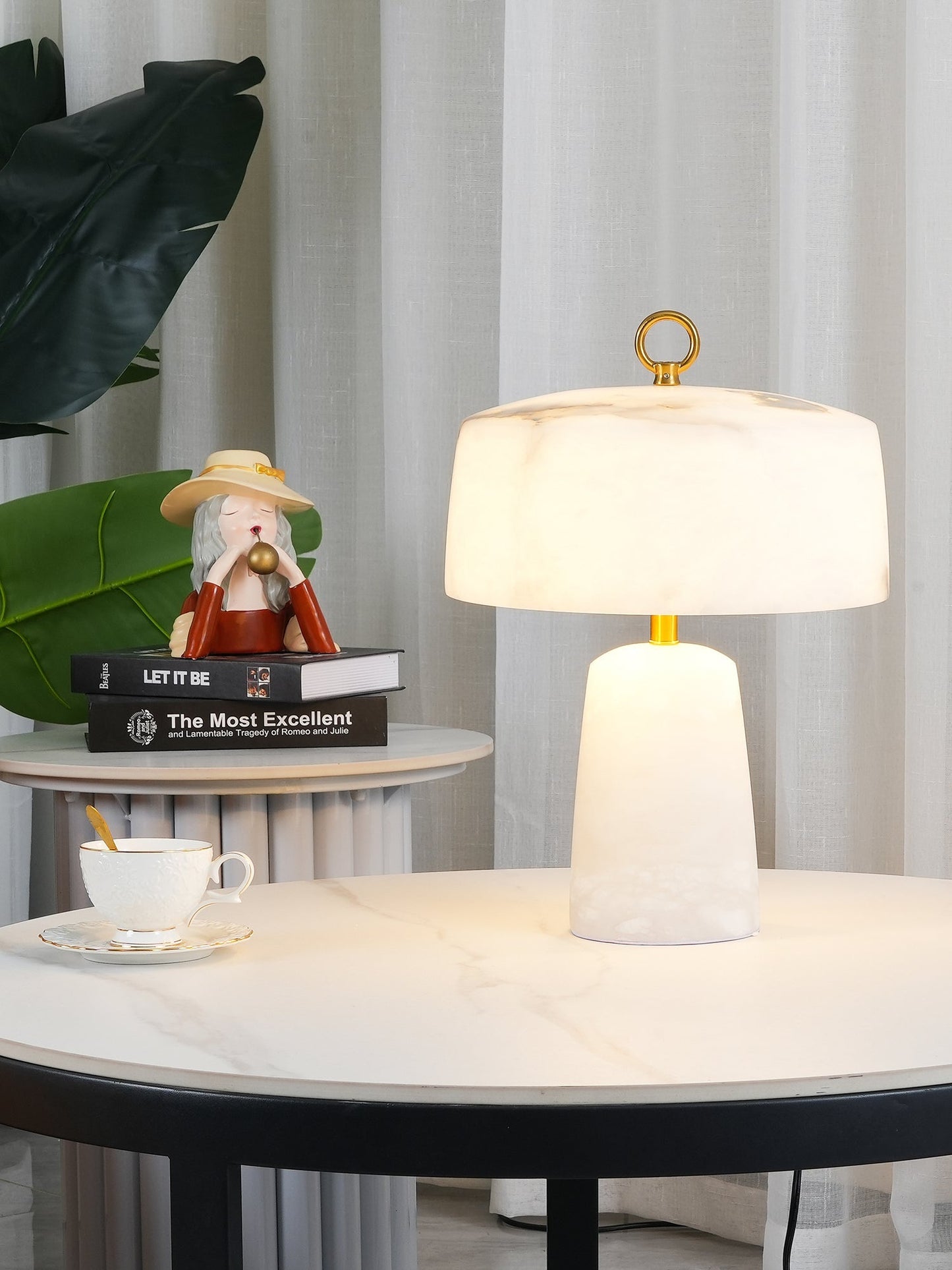 LuxeAogashima - Table Lamp with Elegant Design and Cosy Light Diffusion