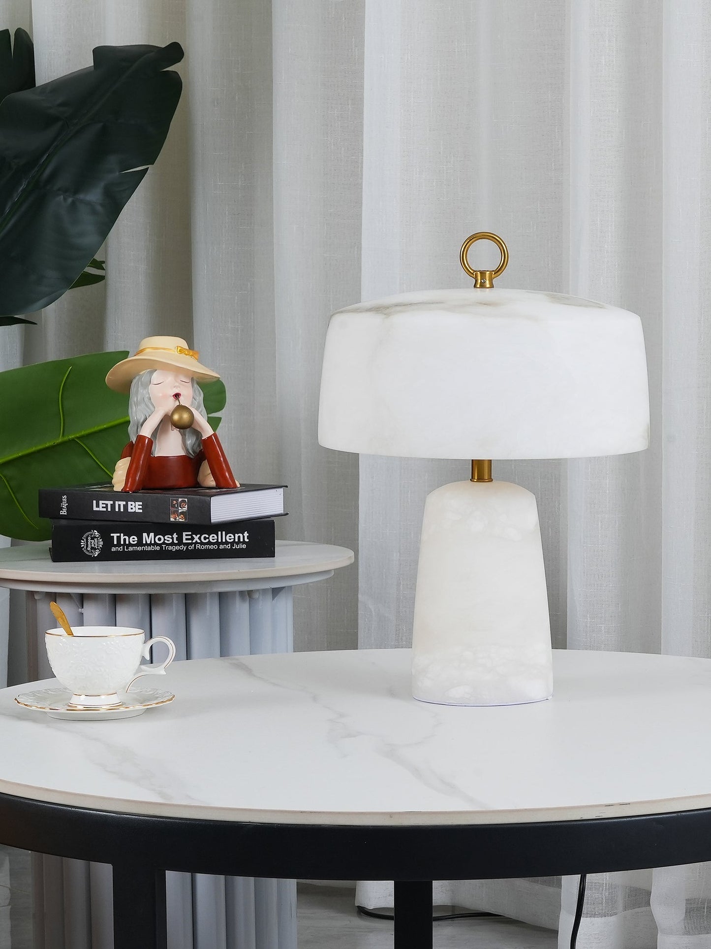 LuxeAogashima - Table Lamp with Elegant Design and Cosy Light Diffusion
