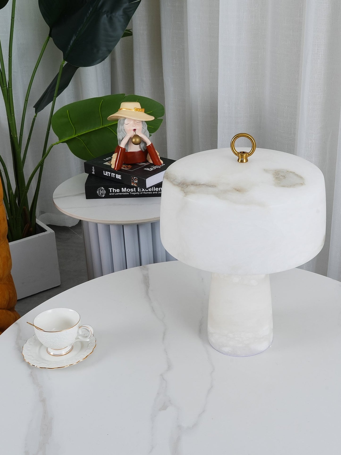 LuxeAogashima - Table Lamp with Elegant Design and Cosy Light Diffusion