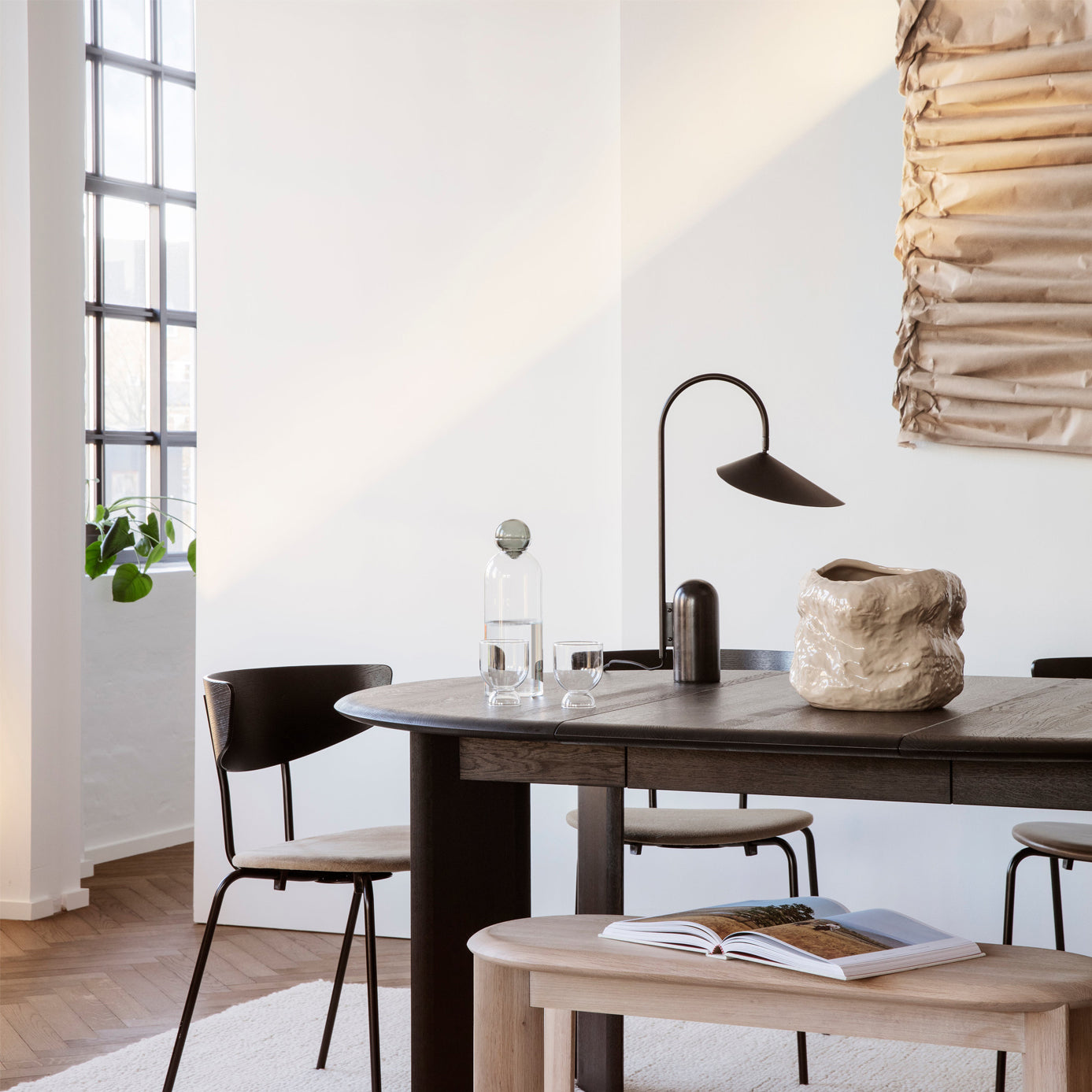 LeafArch - Elegant Adjustable Table Lamp