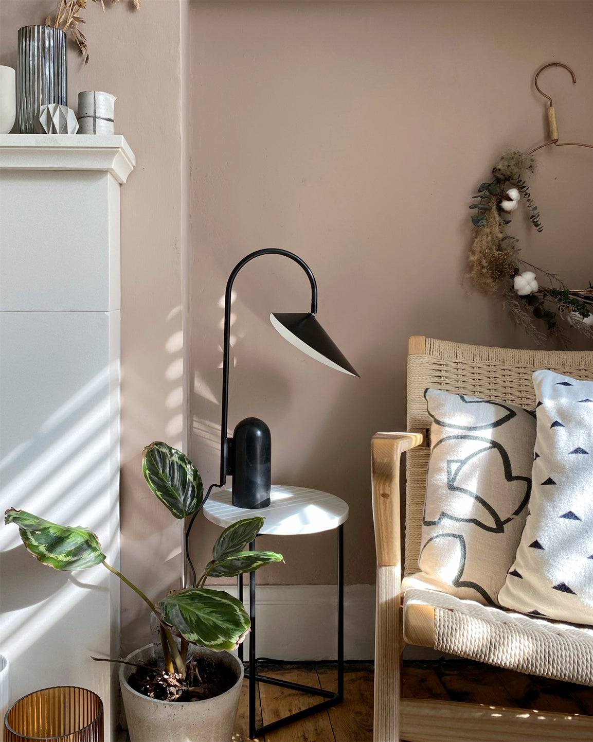 LeafArch - Elegant Adjustable Table Lamp