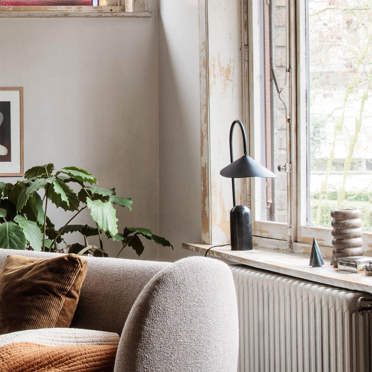 LeafArch - Elegant Adjustable Table Lamp