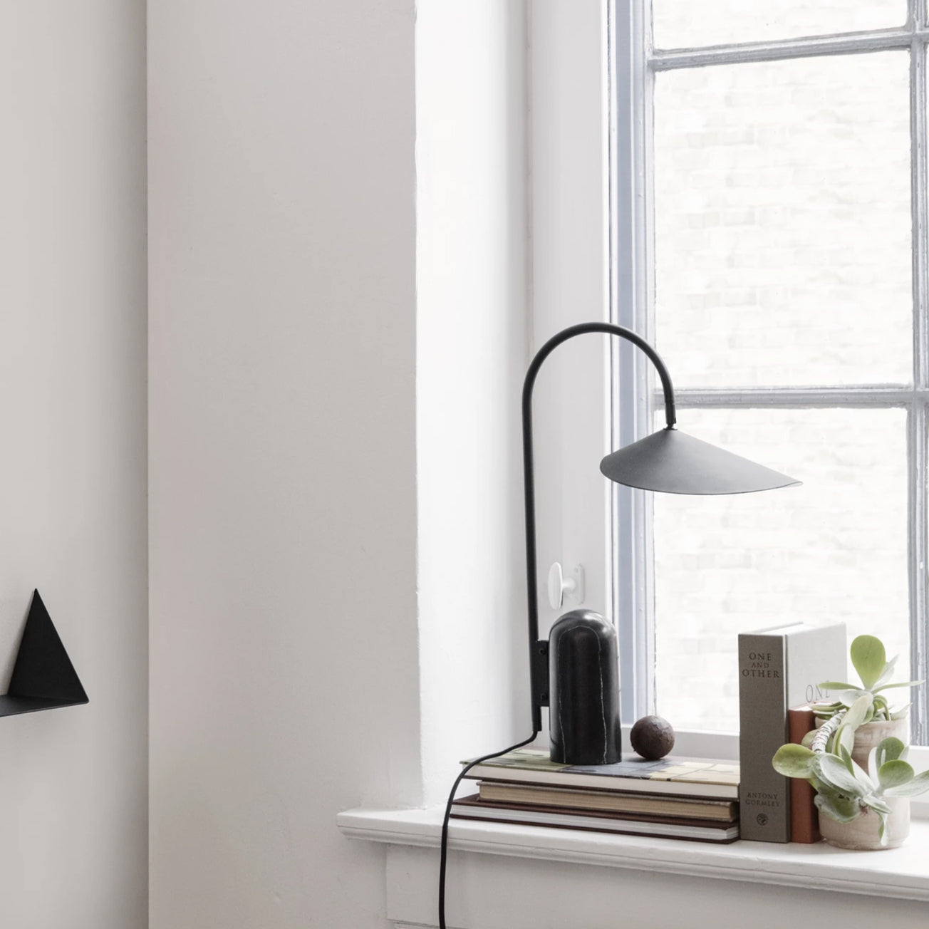 LeafArch - Elegant Adjustable Table Lamp