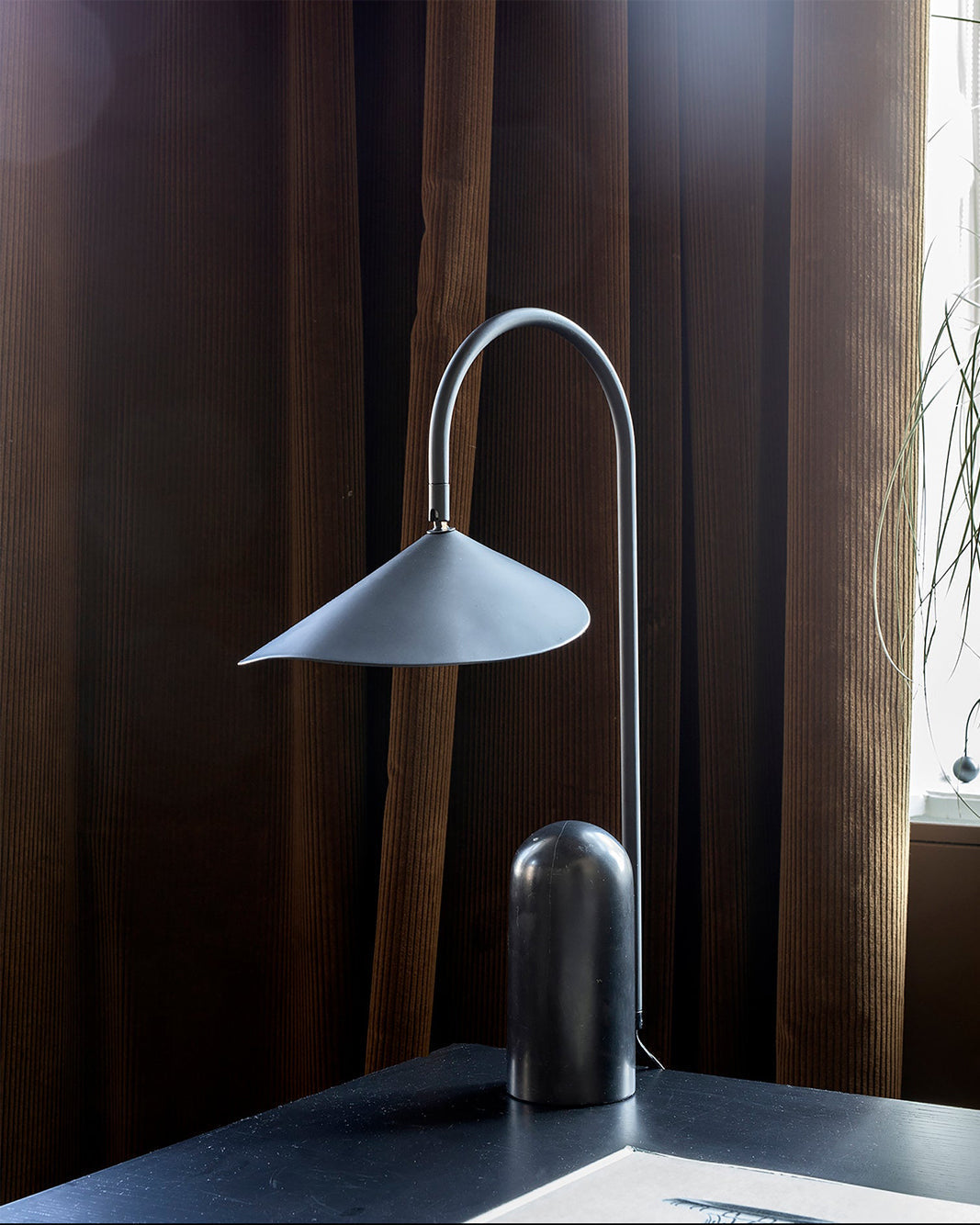 LeafArch - Elegant Adjustable Table Lamp