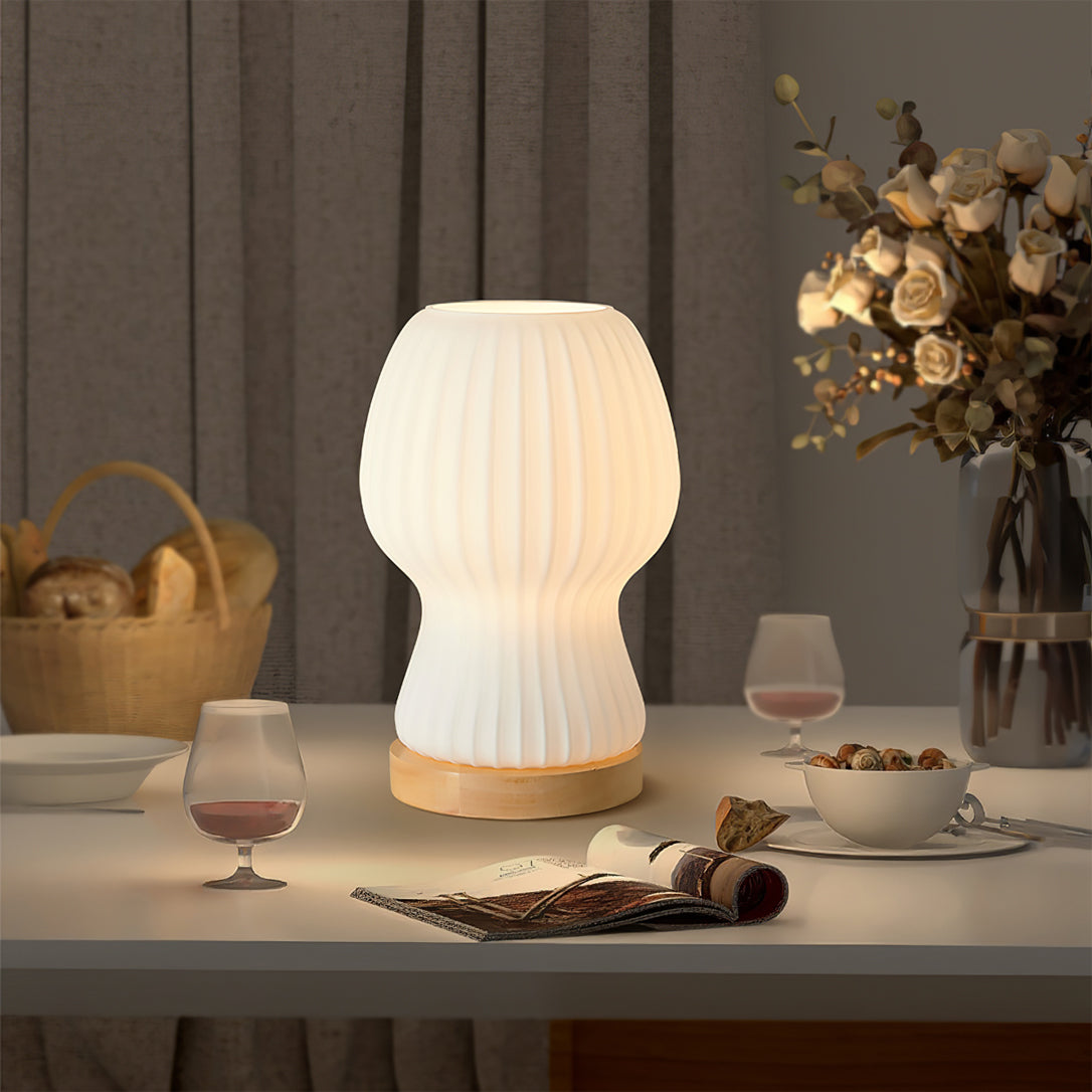 GlowFold – Foldet Glas Bordlampe med Træfod