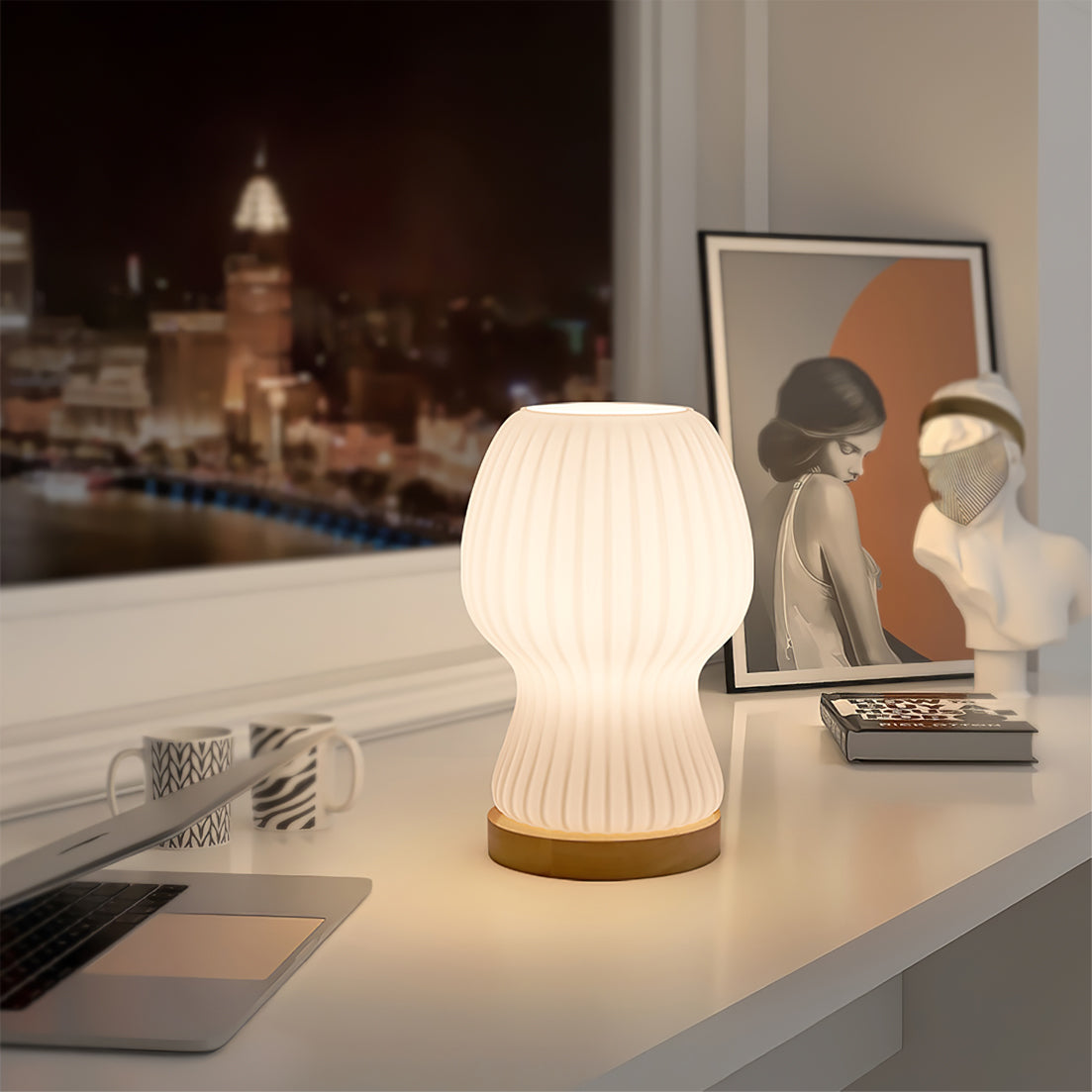 GlowFold – Foldet Glas Bordlampe med Træfod