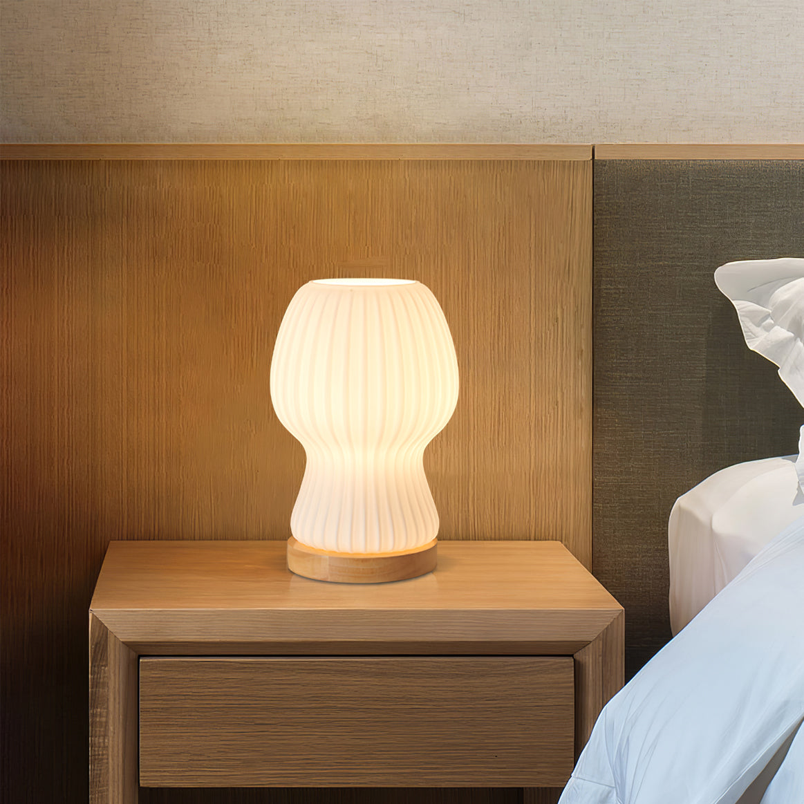 GlowFold – Foldet Glas Bordlampe med Træfod