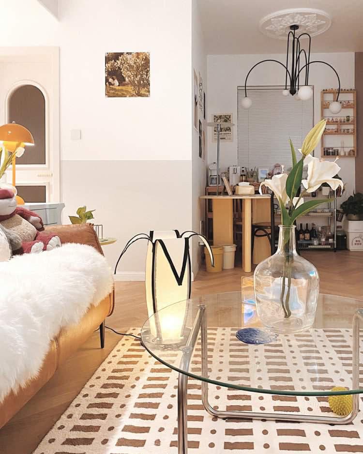 LuxeBanana - Table Lamp with Cheerful Banana Shape and Subtle Lighting