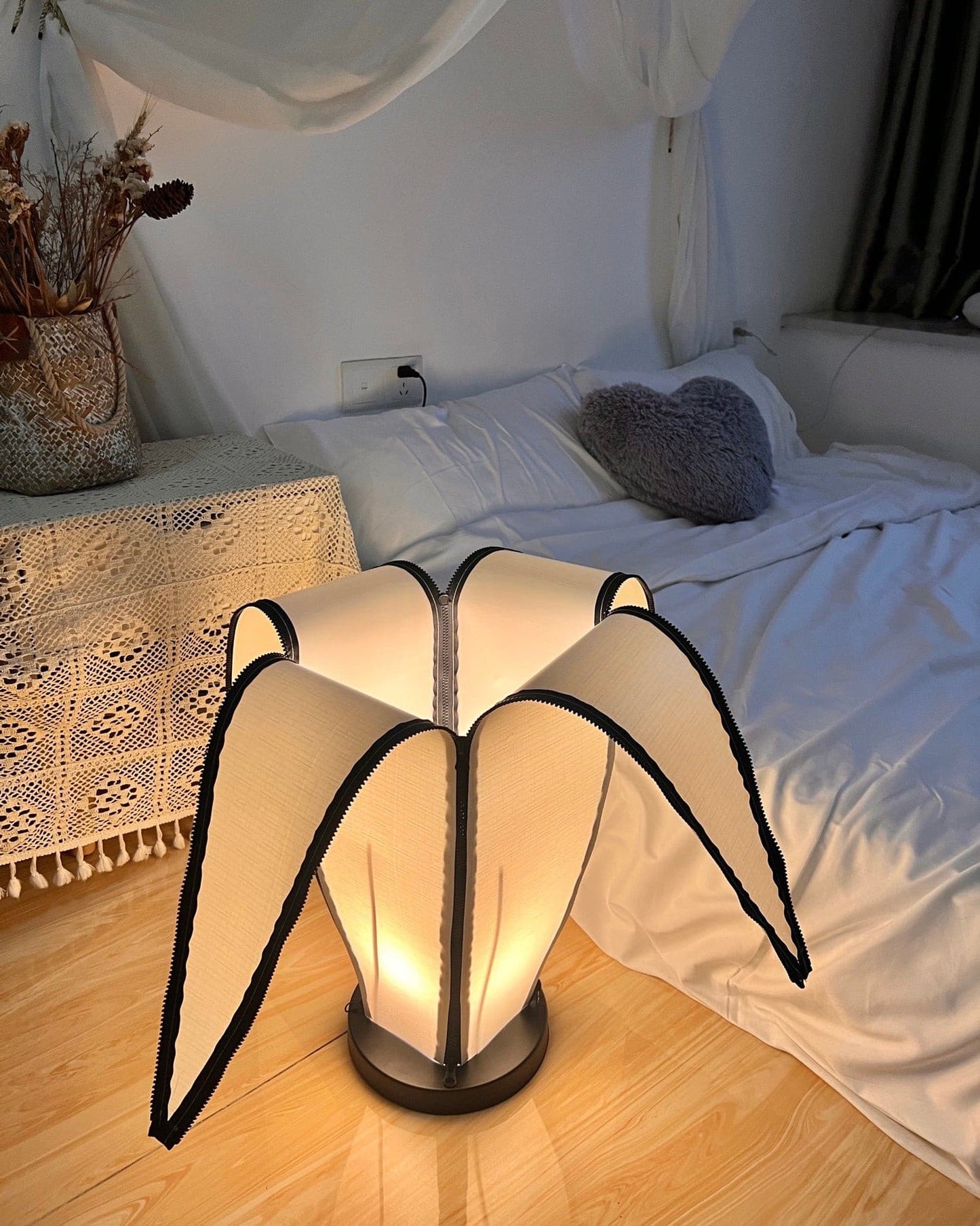 LuxeBanana - Table Lamp with Cheerful Banana Shape and Subtle Lighting