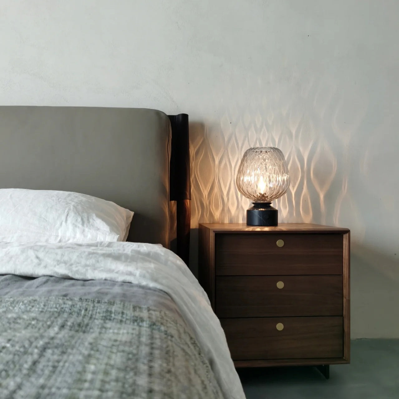 GlowBlazer - Moderne bordlampe med glasskærm og stemningslys