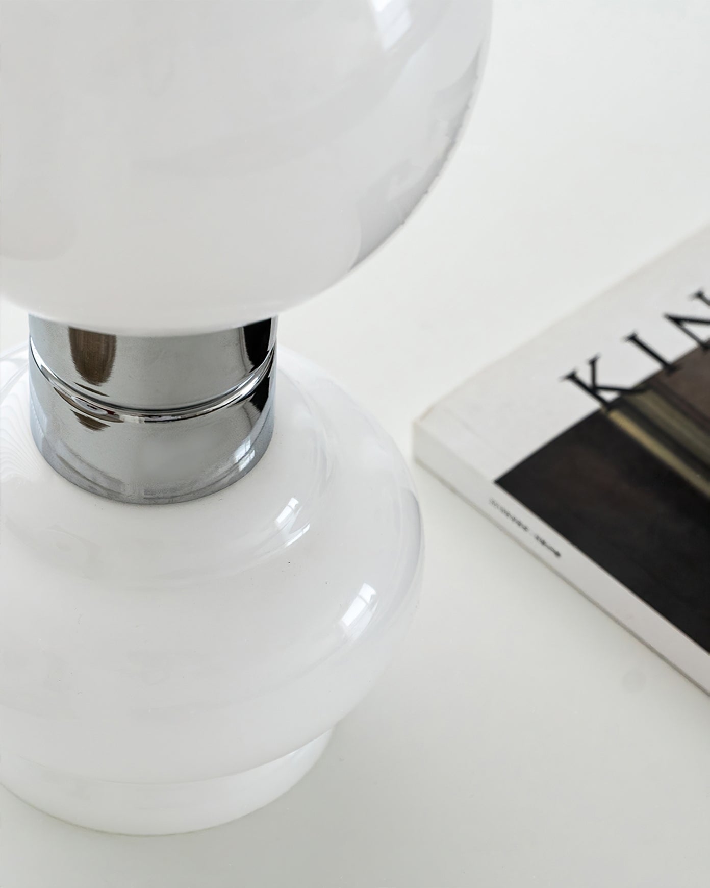 LumeSphere – Elegant hvid bordlampe med glaskugle