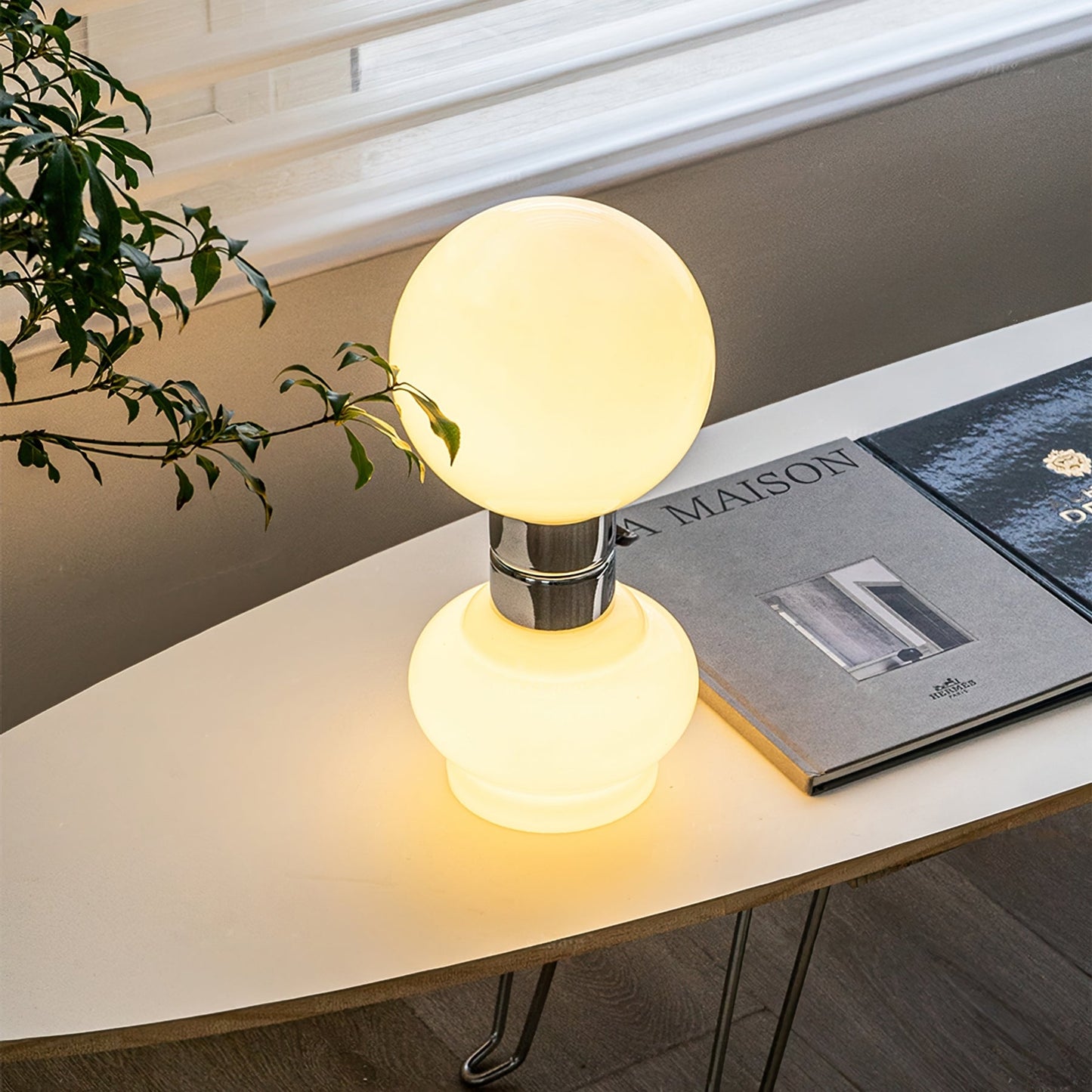 LumeSphere – Elegant hvid bordlampe med glaskugle