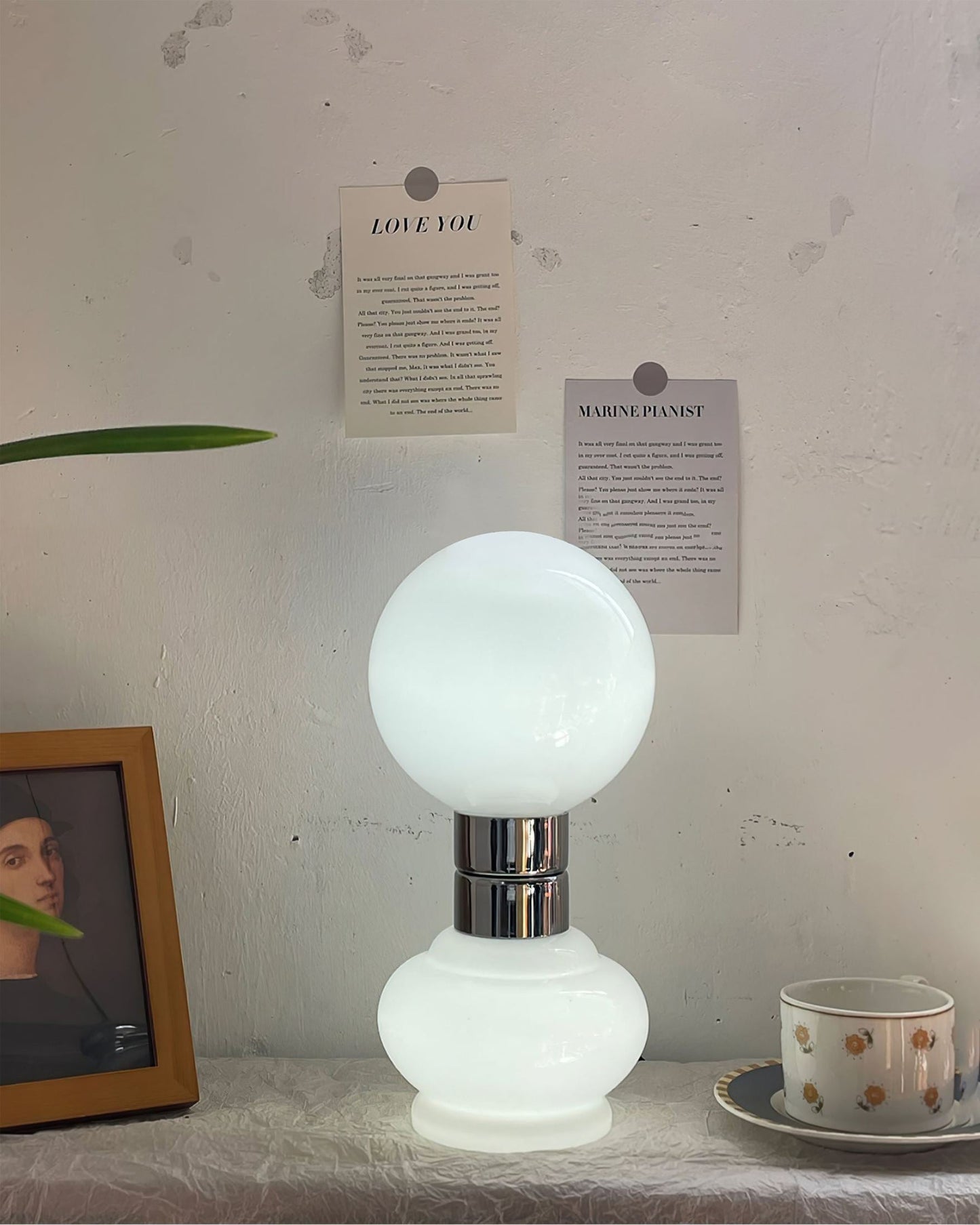 LumeSphere – Elegant hvid bordlampe med glaskugle