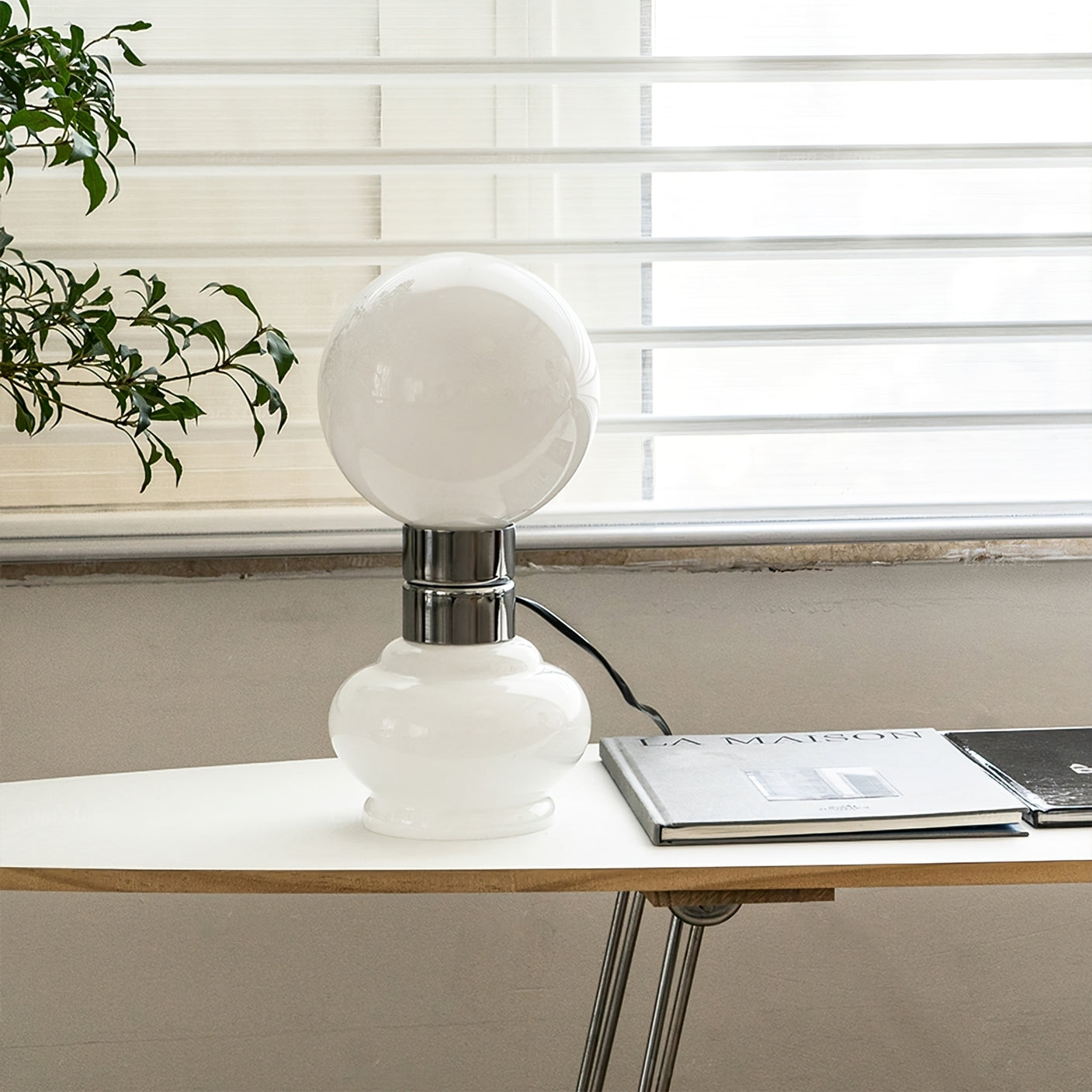 LumeSphere – Elegant hvid bordlampe med glaskugle