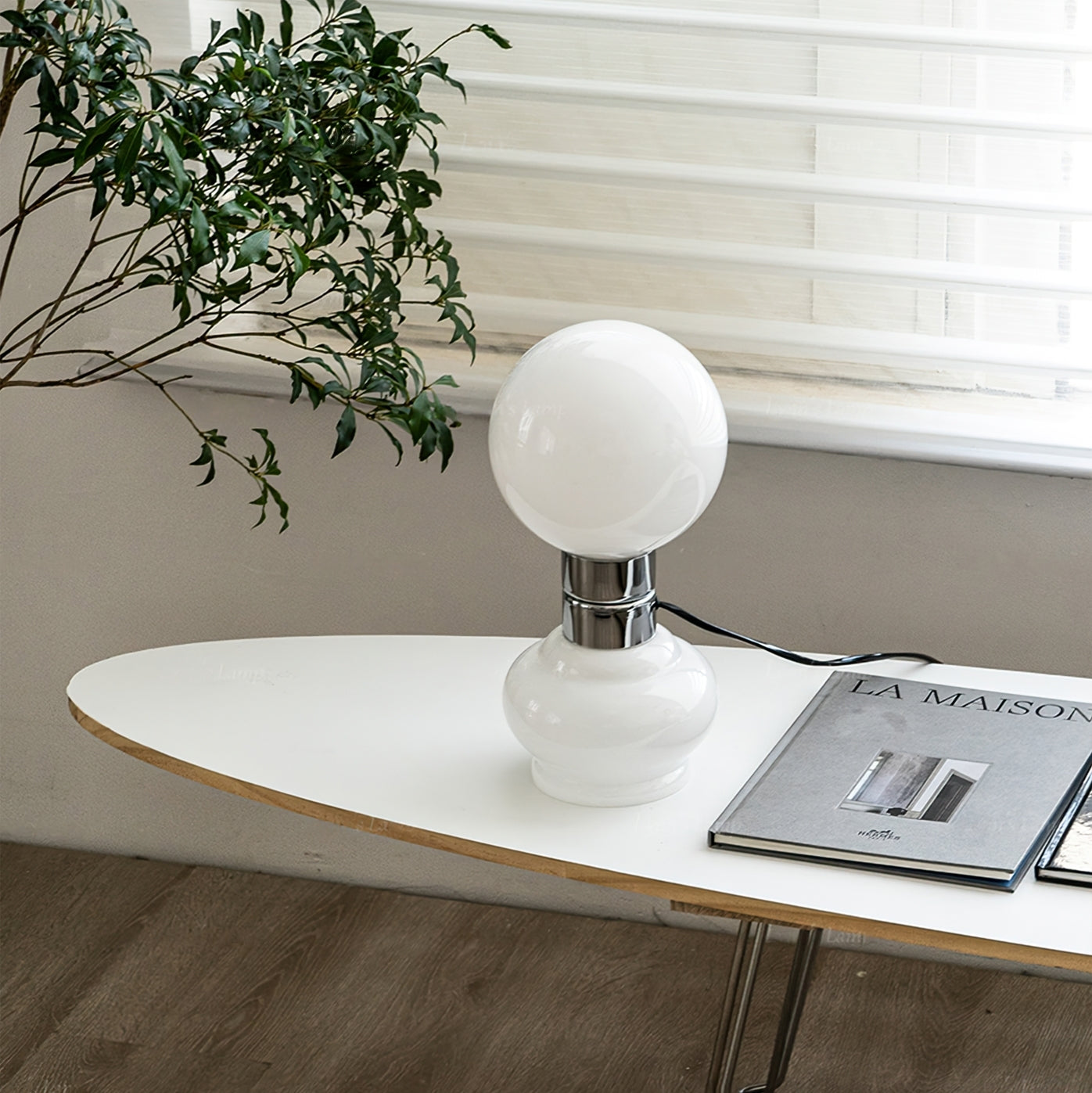 LumeSphere – Elegant hvid bordlampe med glaskugle