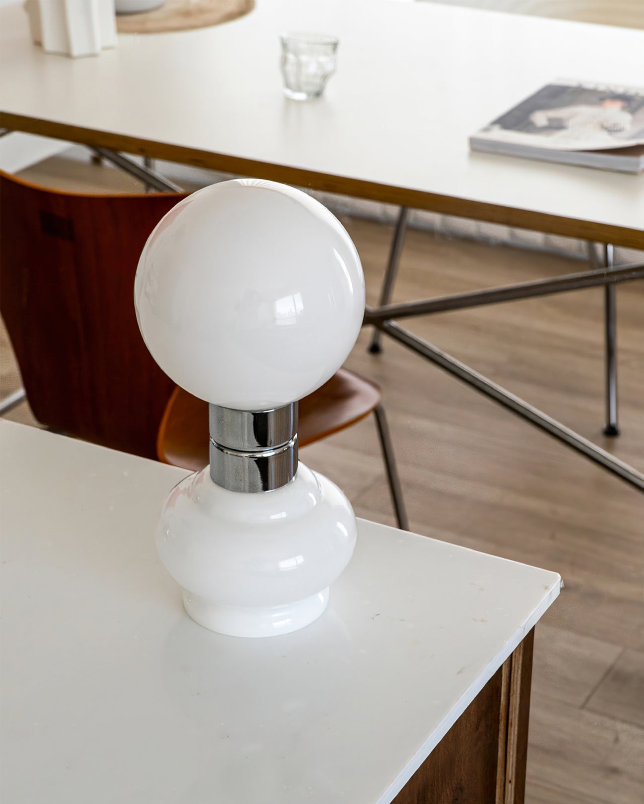 LumeSphere – Elegant hvid bordlampe med glaskugle