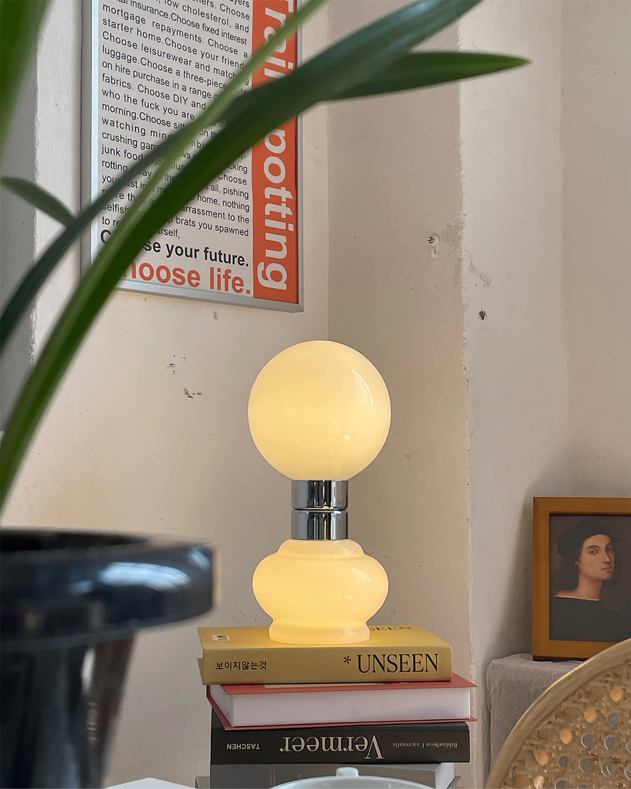 LumeSphere – Elegant hvid bordlampe med glaskugle