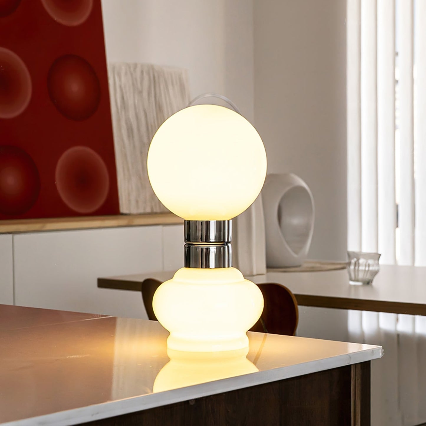 LumeSphere – Elegant hvid bordlampe med glaskugle