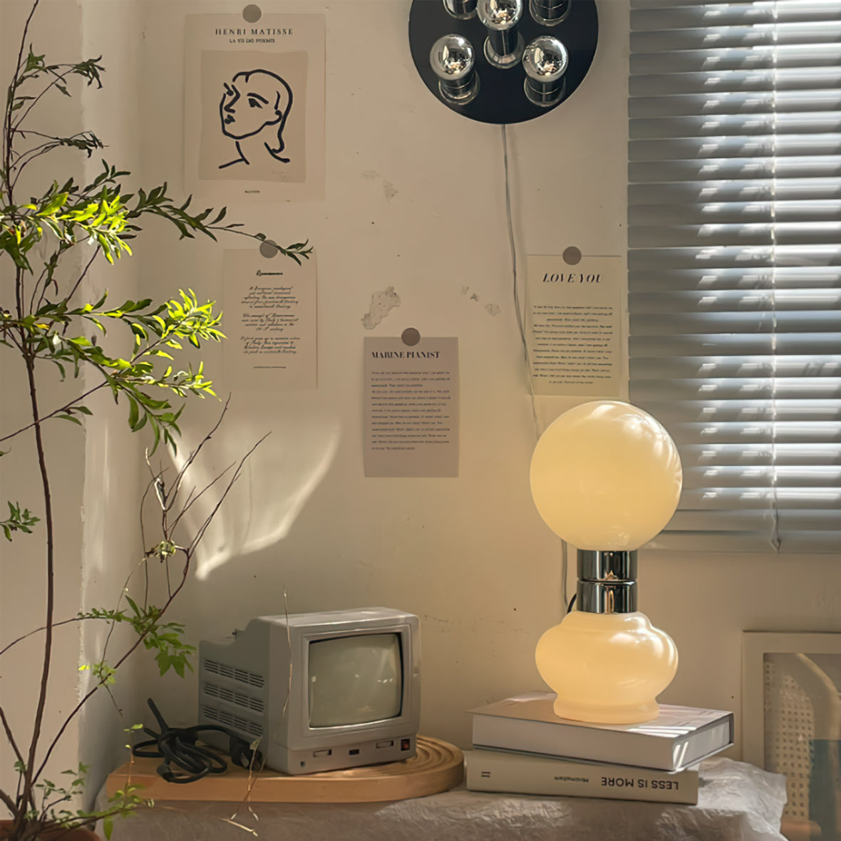 LumeSphere – Elegant hvid bordlampe med glaskugle
