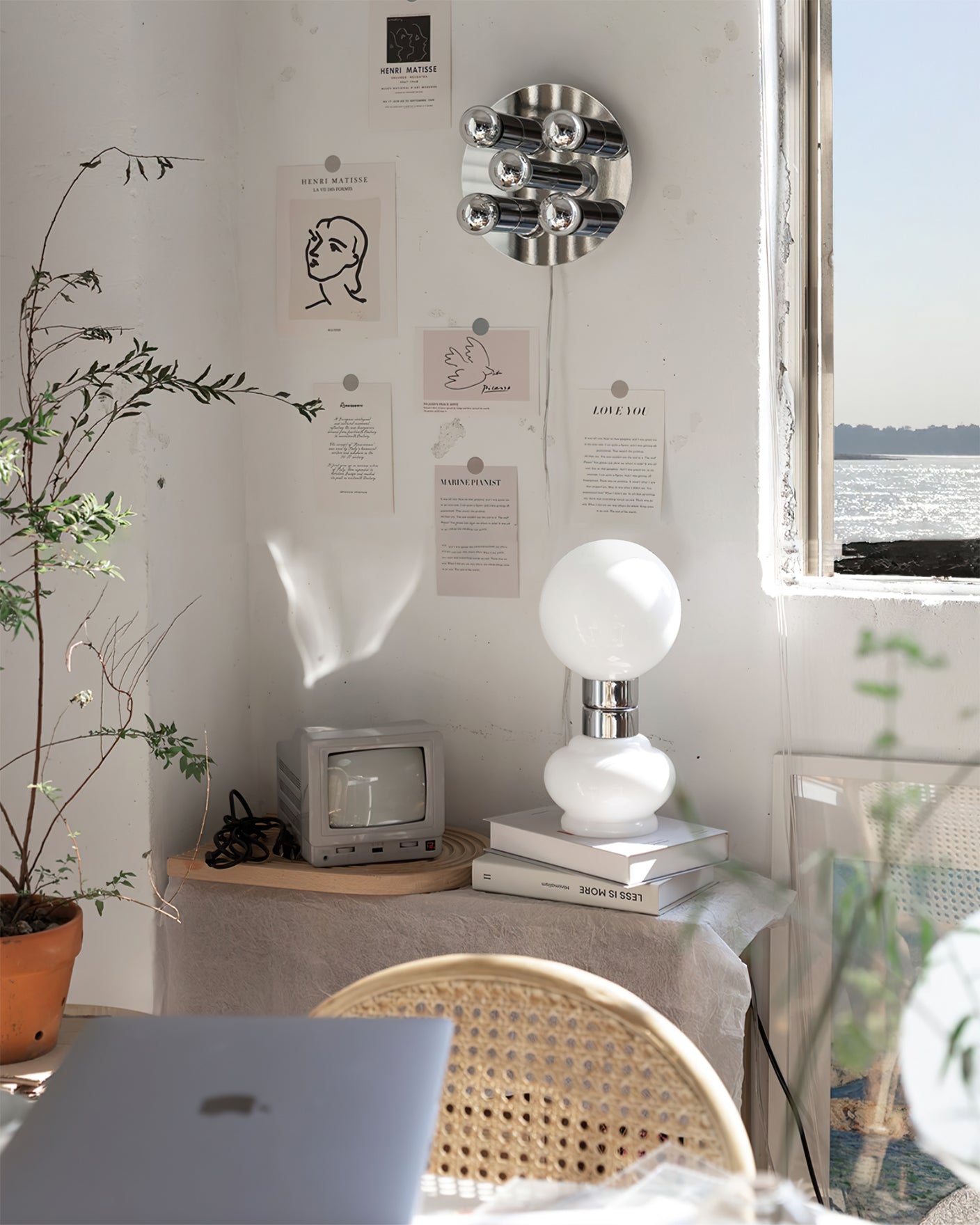 LumeSphere – Elegant hvid bordlampe med glaskugle