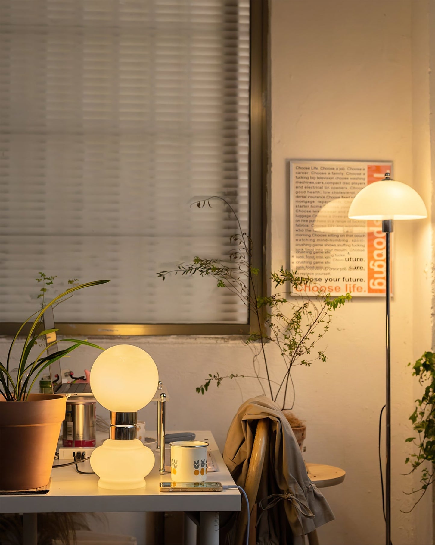 LumeSphere – Elegant hvid bordlampe med glaskugle