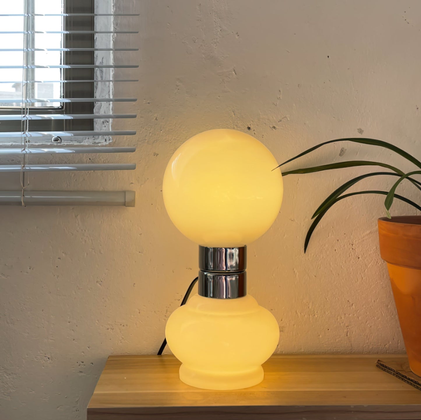 LumeSphere – Elegant hvid bordlampe med glaskugle