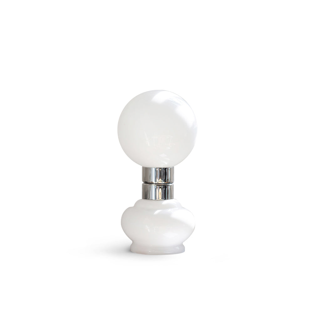 LumeSphere – Elegant hvid bordlampe med glaskugle