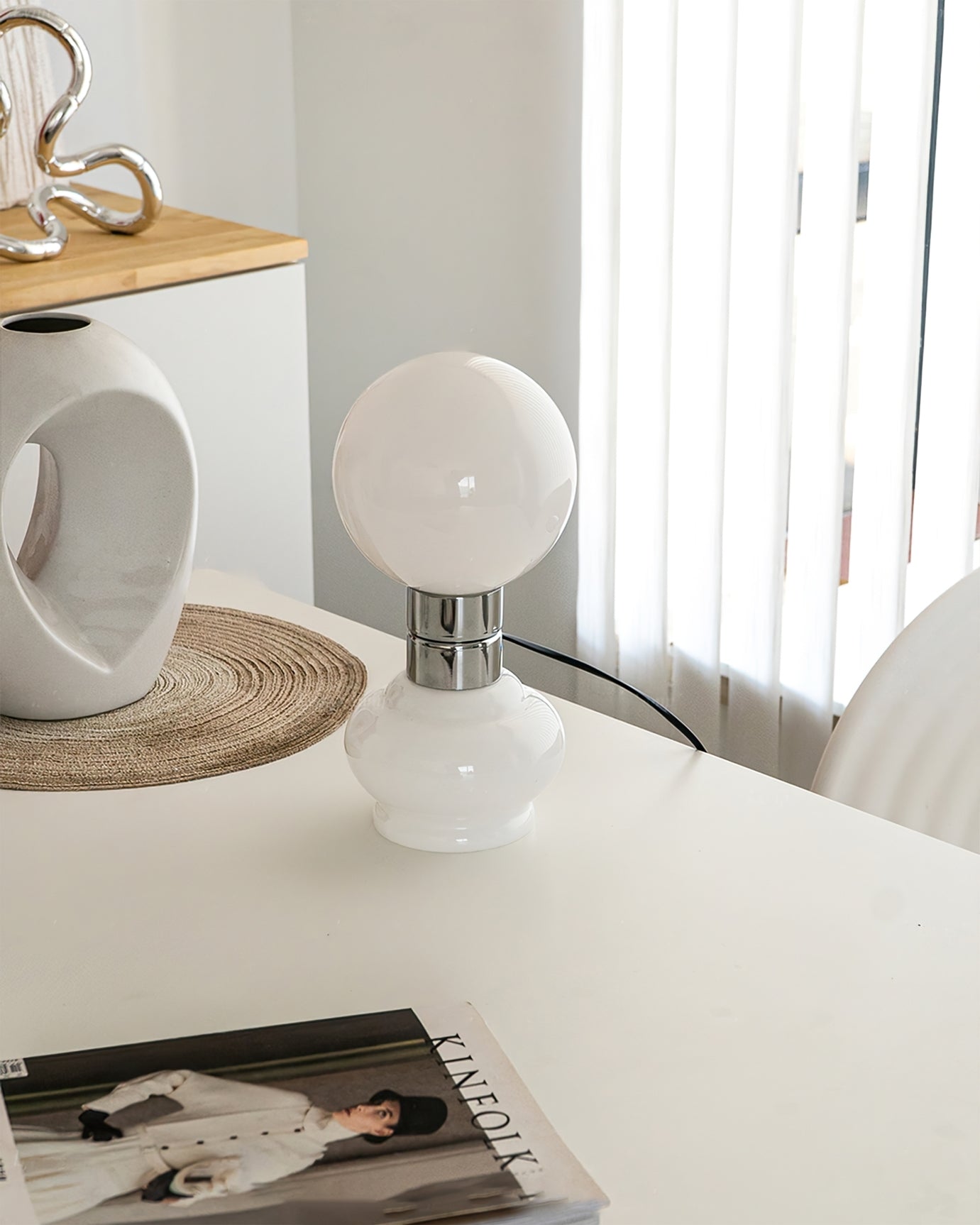LumeSphere – Elegant hvid bordlampe med glaskugle