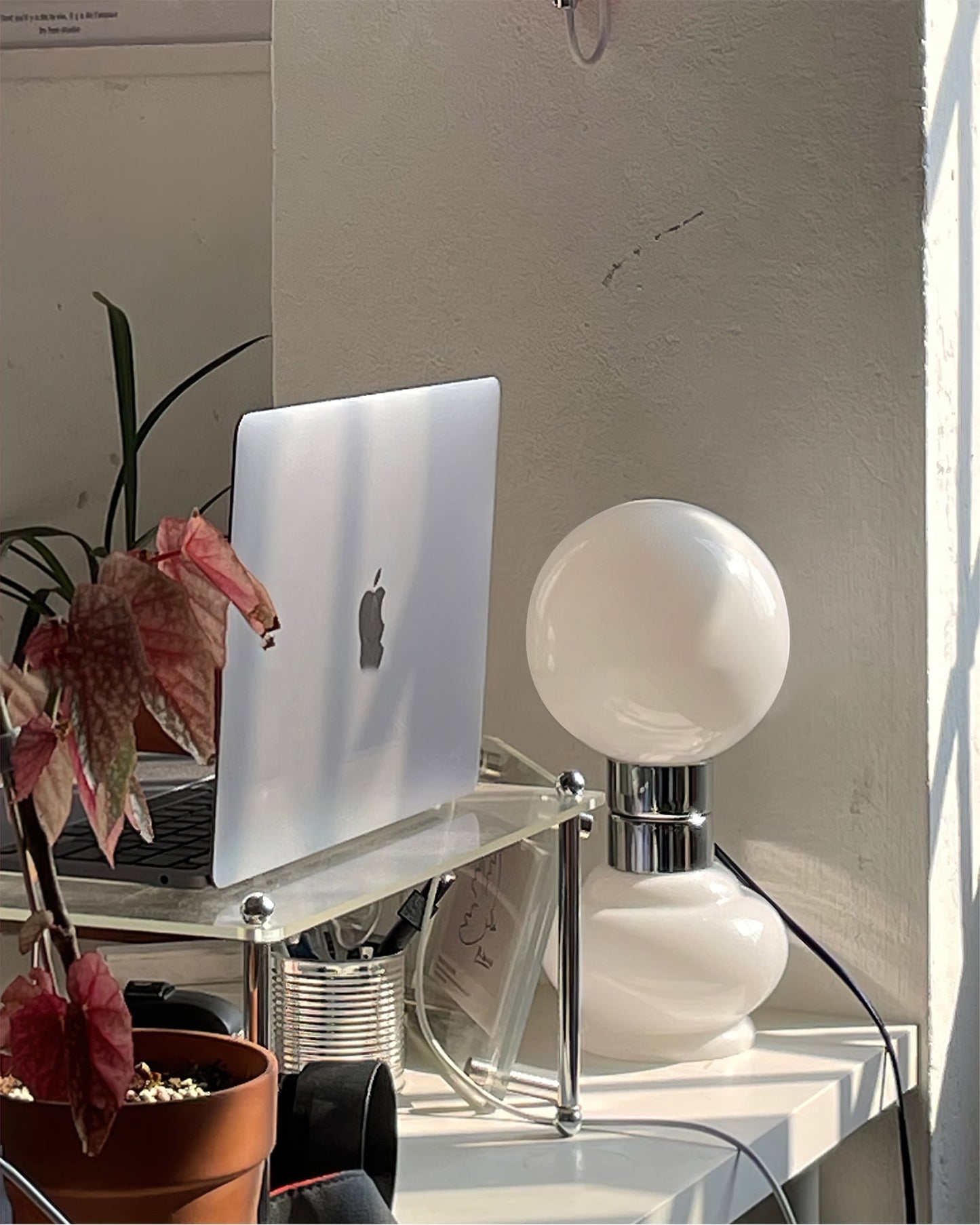 LumeSphere – Elegant hvid bordlampe med glaskugle