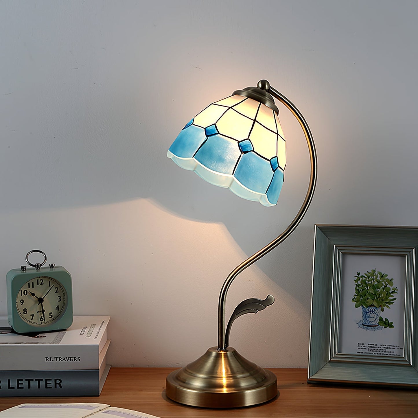 EleganceBloom – Guld bordlampe med hvid og blå glasblomst