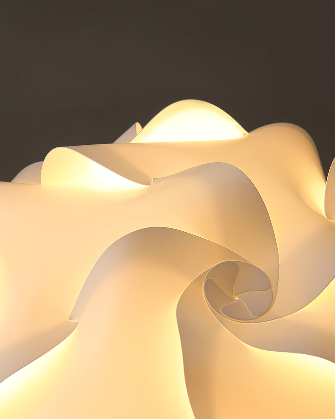 FloraLicht - Bordlampe med blomsterinspiration og tidløst design