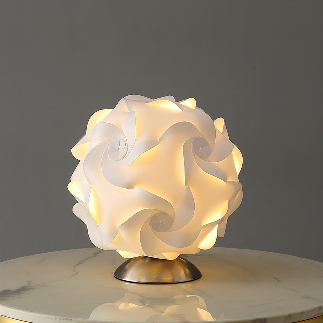 FloraLicht - Bordlampe med blomsterinspiration og tidløst design
