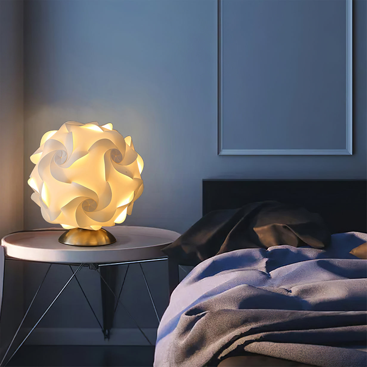 FloraLicht - Bordlampe med blomsterinspiration og tidløst design