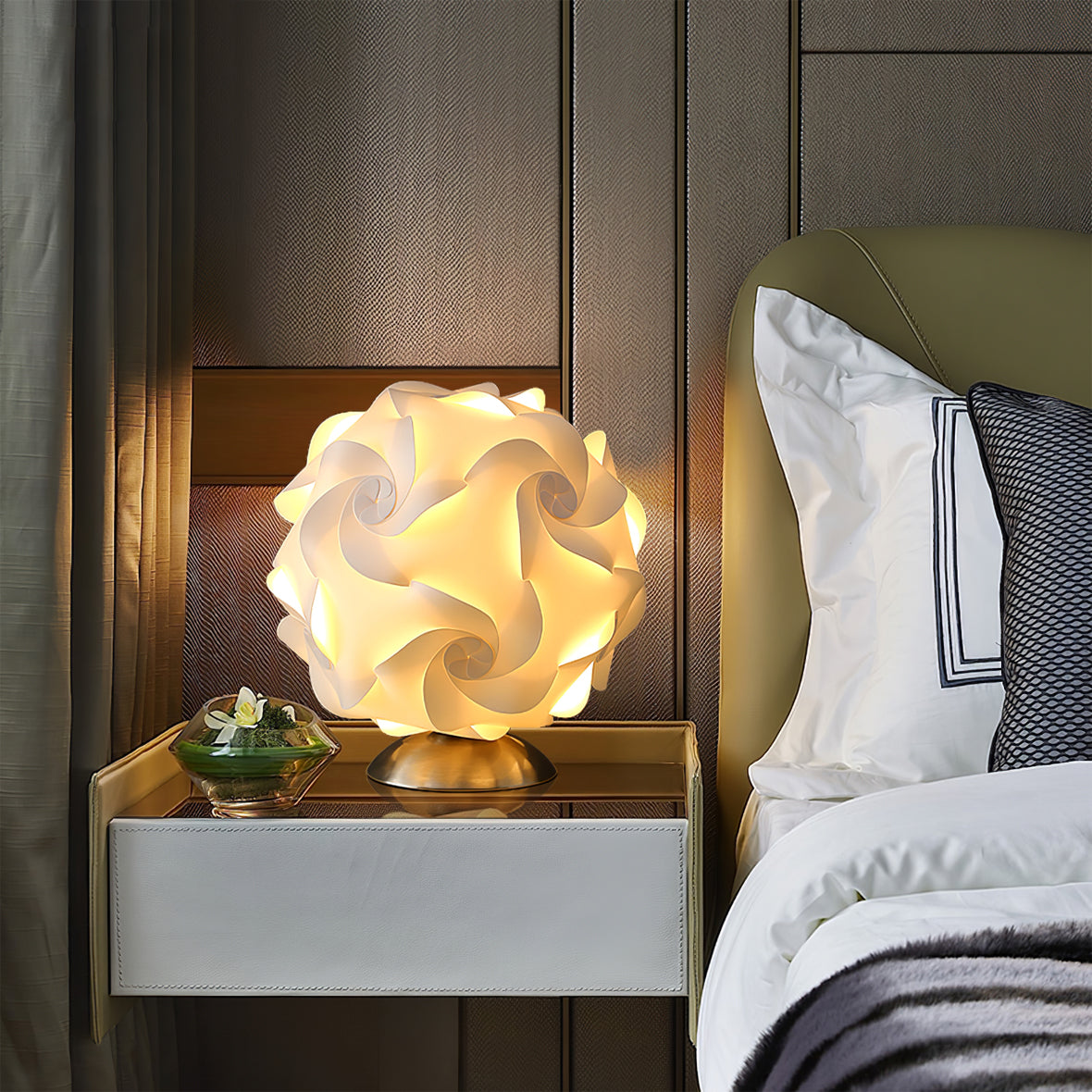 FloraLicht - Bordlampe med blomsterinspiration og tidløst design