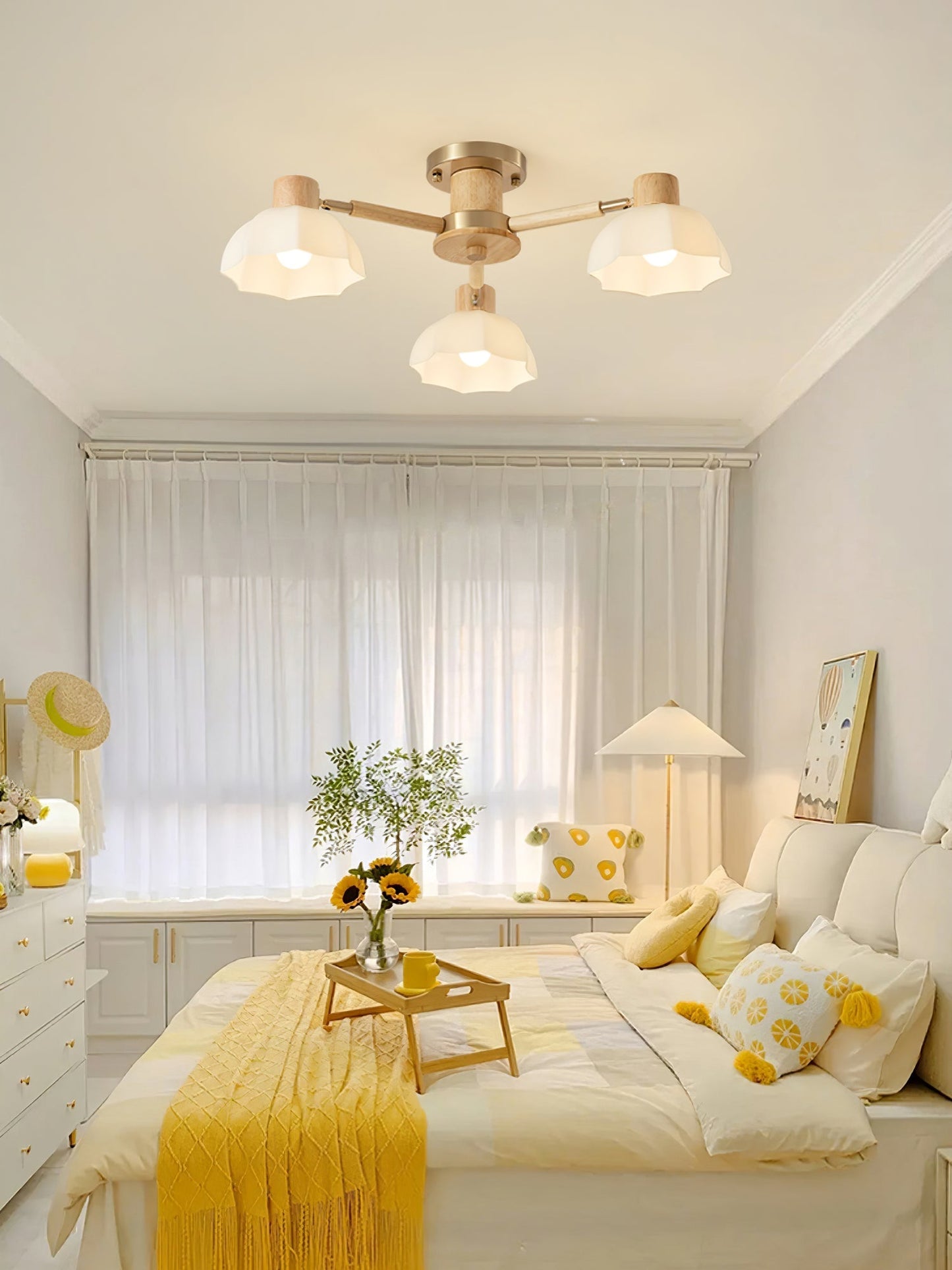 FloralLuxe - Deckenlampe mit Blumendesign und stimmungsvoller Beleuchtung