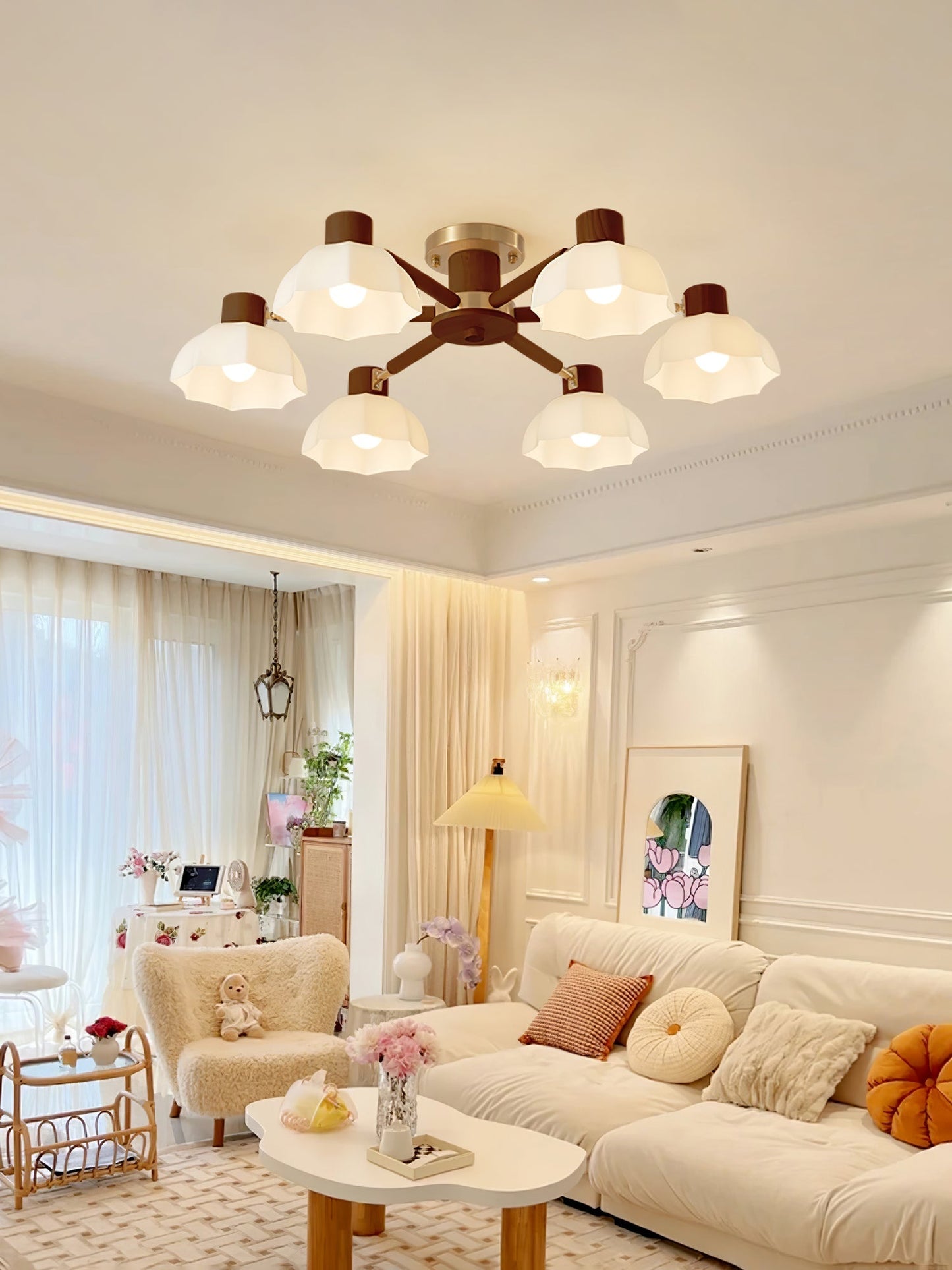 FloralLuxe - Deckenlampe mit Blumendesign und stimmungsvoller Beleuchtung