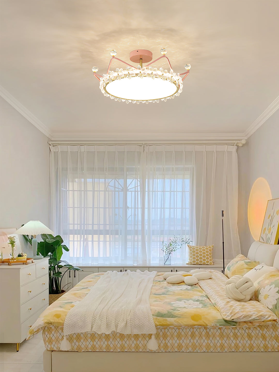 CrownLuxe - Ceiling Light with Crown Shape and Intimate Lighting