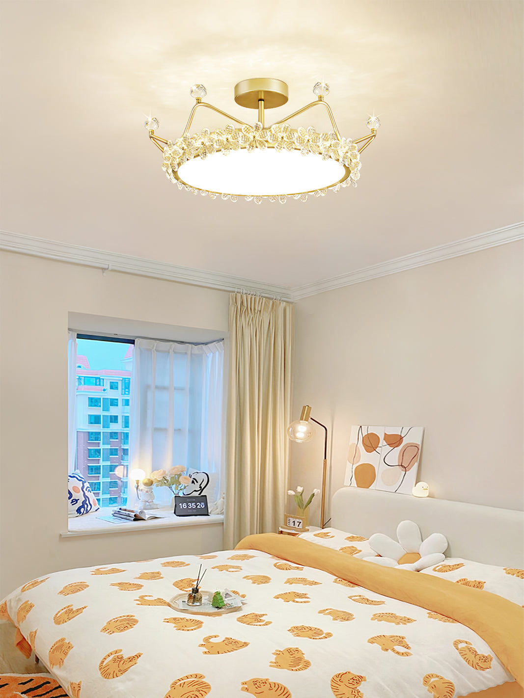 CrownLuxe - Ceiling Light with Crown Shape and Intimate Lighting