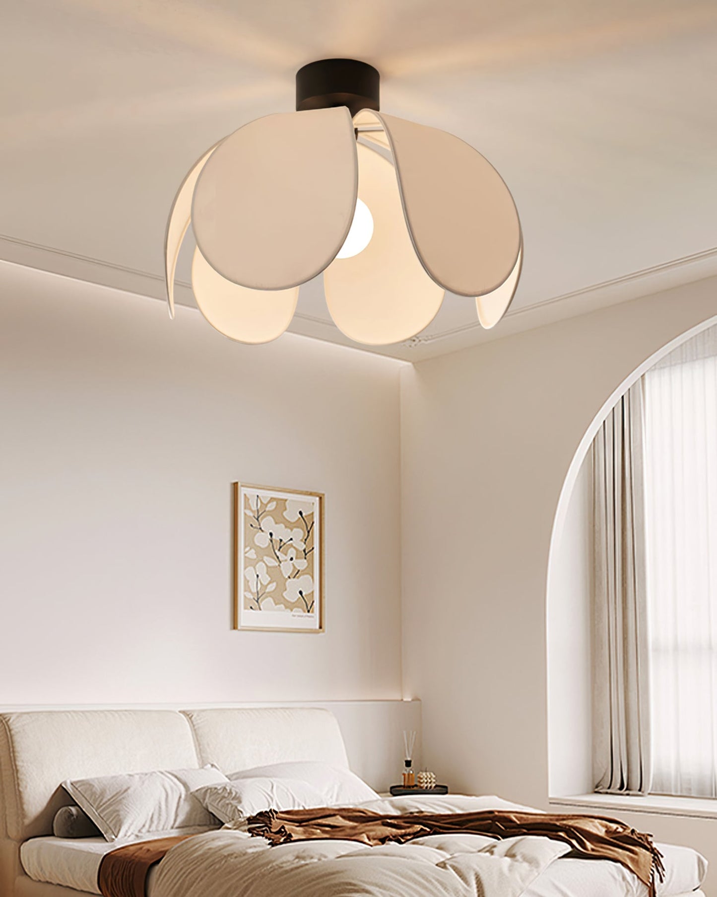 FlowerLuxe - Ceiling Light with Fabric Flowers and Intimate Lighting