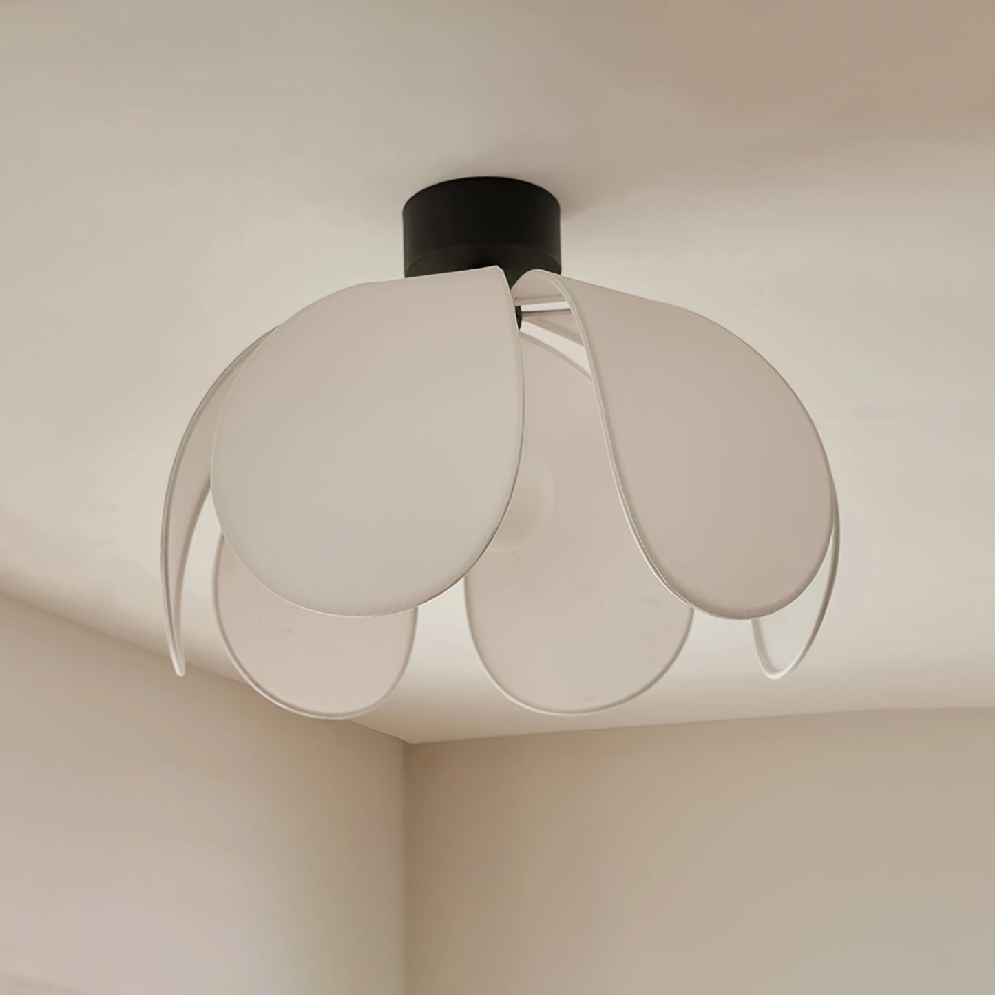 FlowerLuxe - Ceiling Light with Fabric Flowers and Intimate Lighting