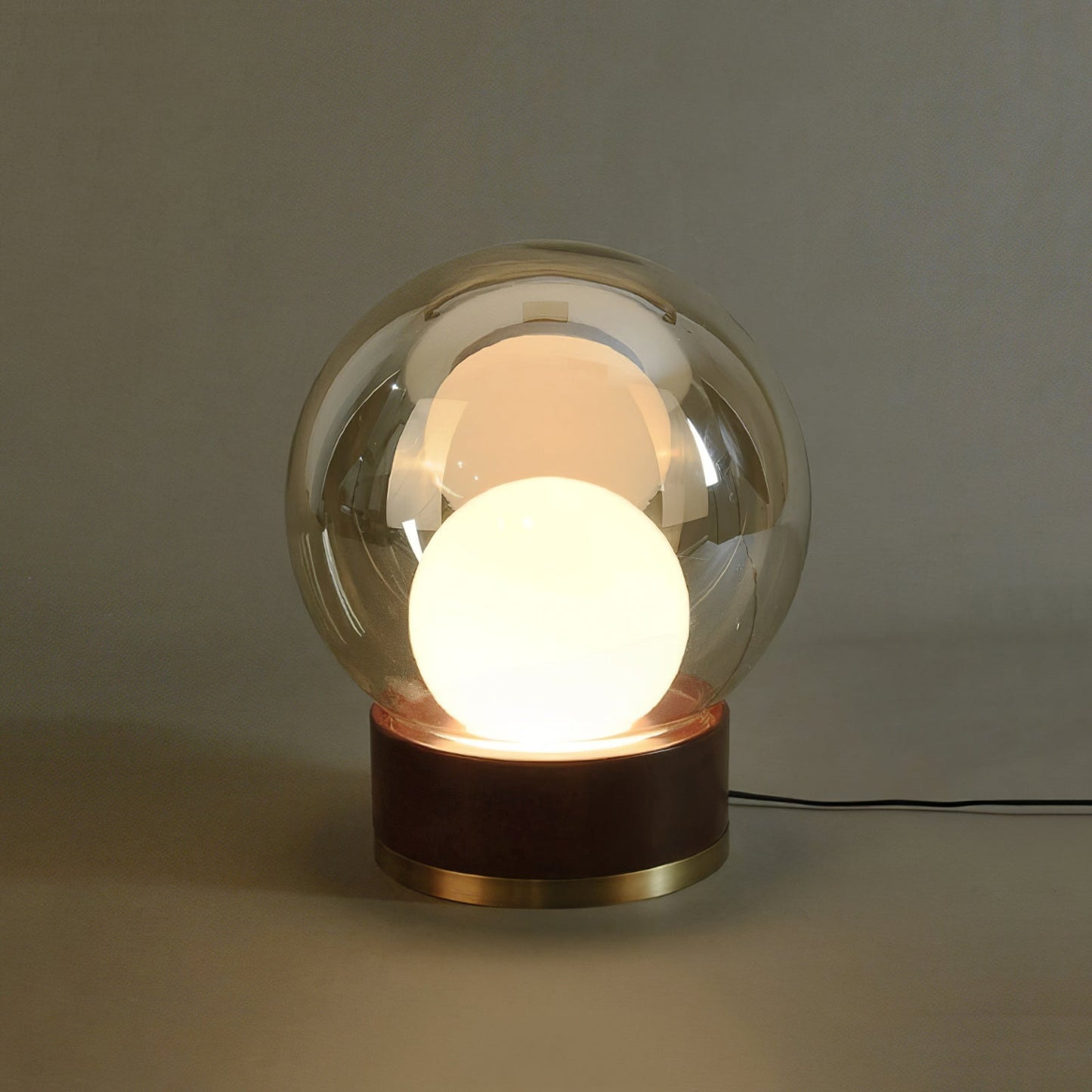 BouleLuxe - Bordlampe med geometrisk stil og varm atmosfære