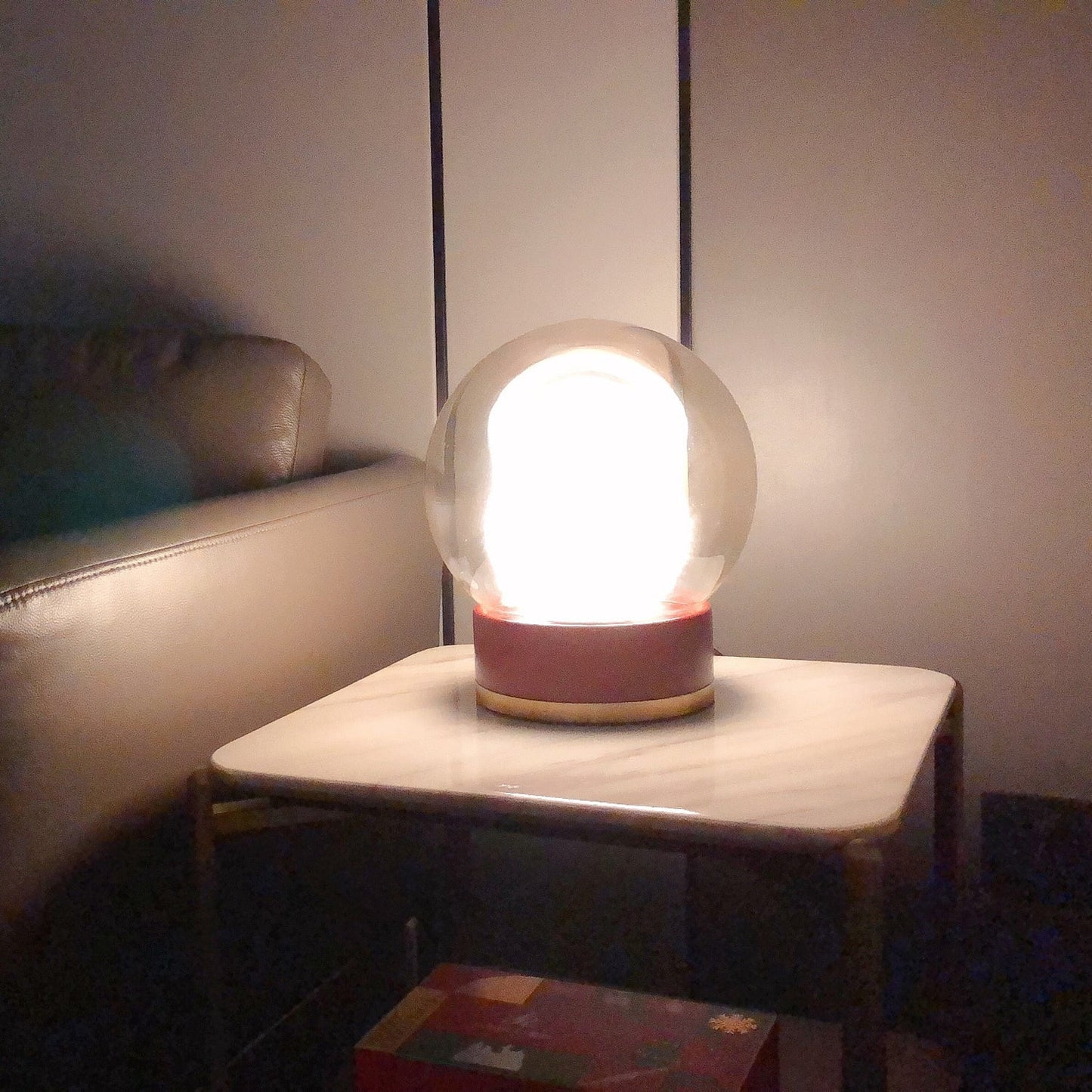 BouleLuxe - Bordlampe med geometrisk stil og varm atmosfære