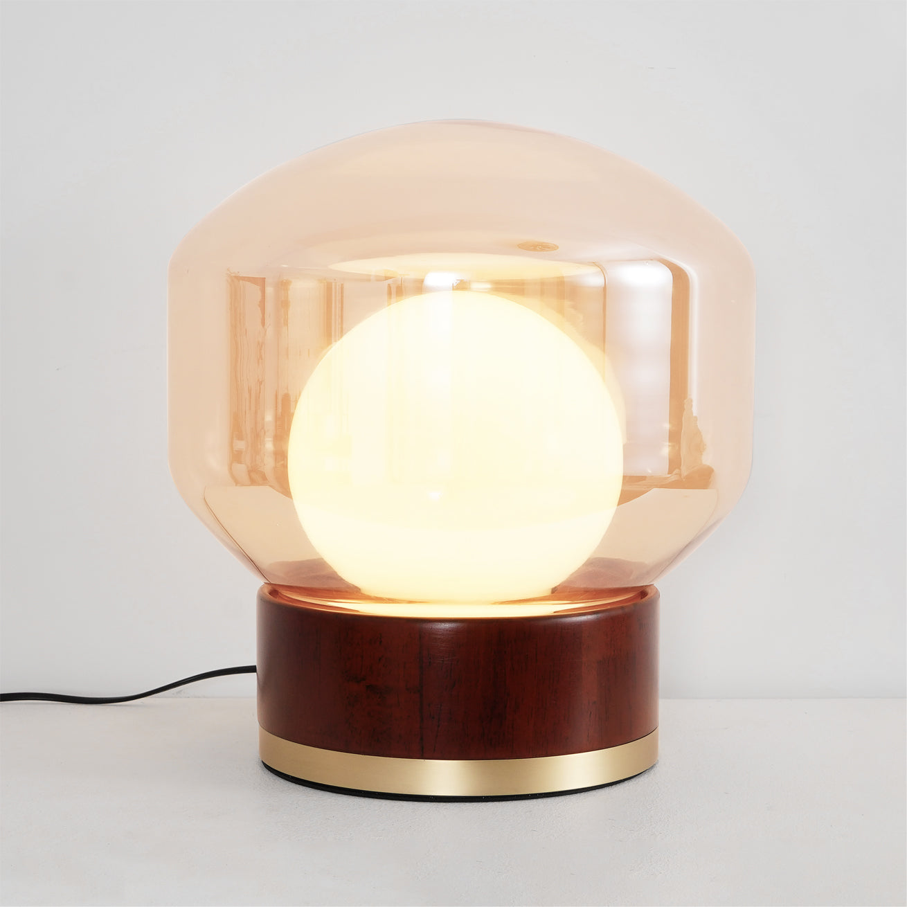 BouleLuxe - Bordlampe med geometrisk stil og varm atmosfære