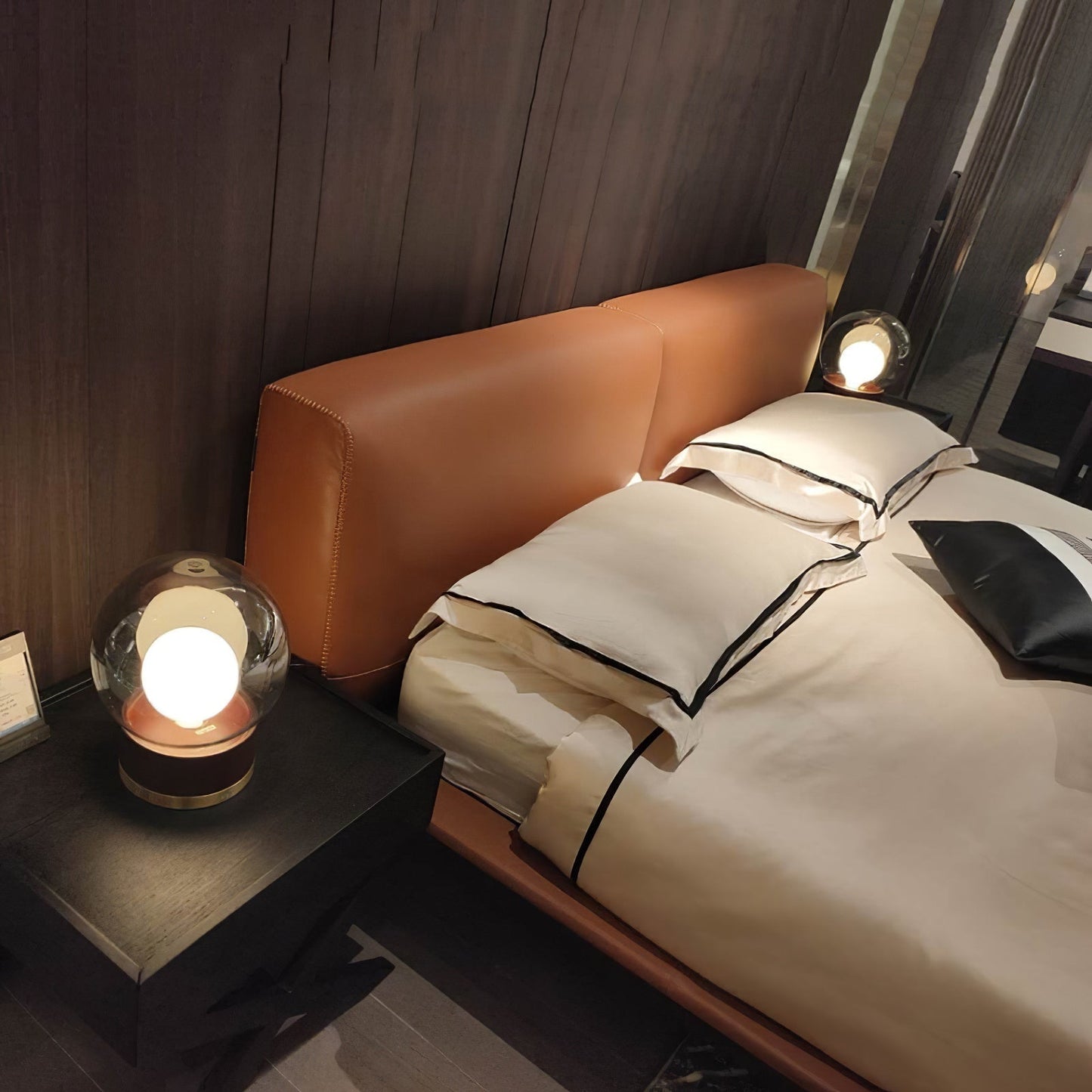 BouleLuxe - Bordlampe med geometrisk stil og varm atmosfære
