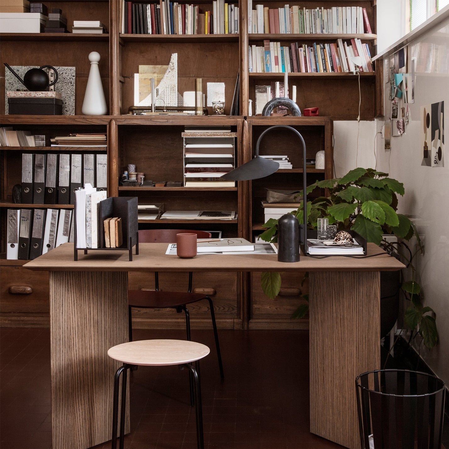 LeafArch - Elegant Adjustable Table Lamp