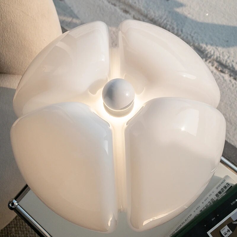 KronbladLys | Smuk blomsterbordlampe