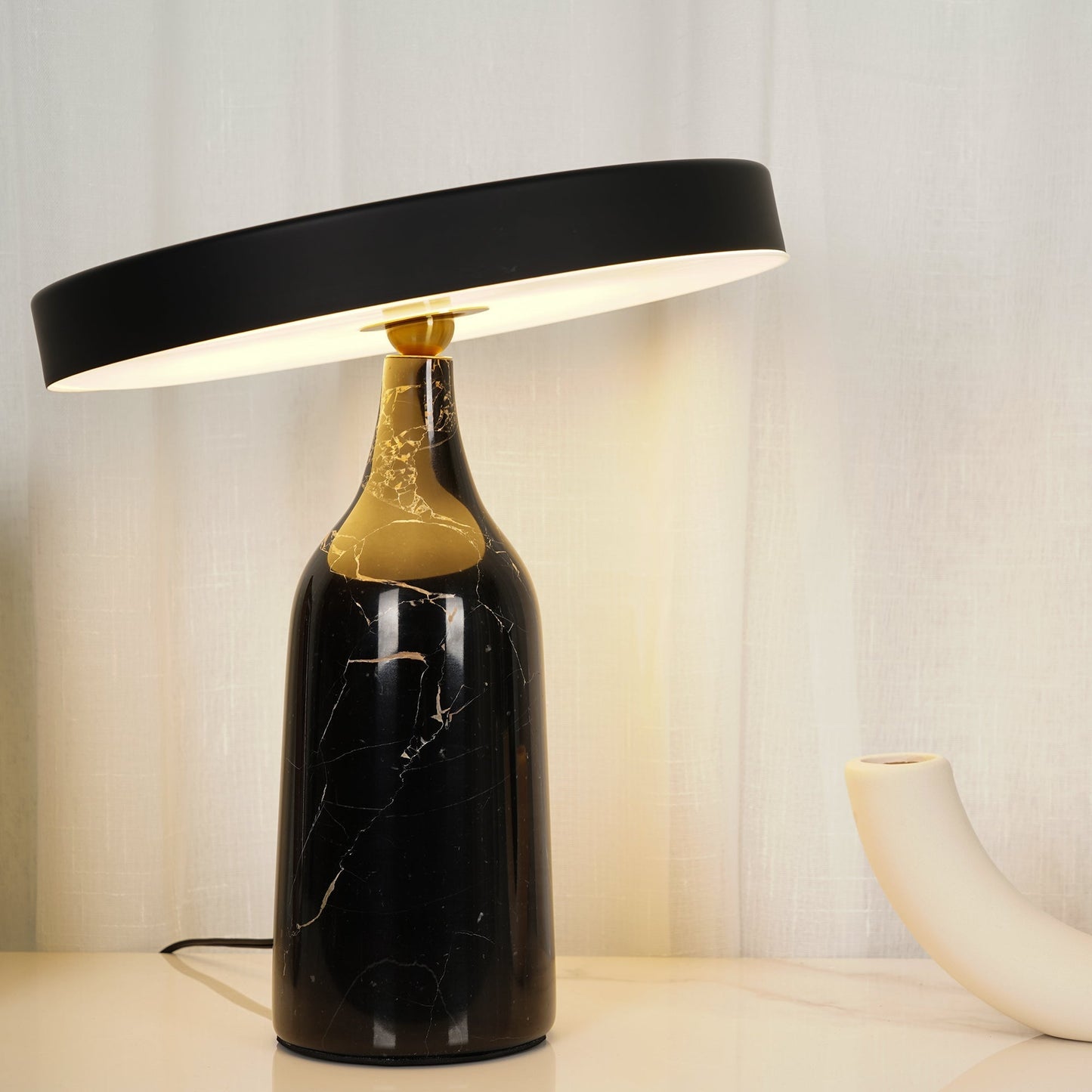 LuxeEddy - Table Lamp with Elegant Design and Subtle Light Distribution