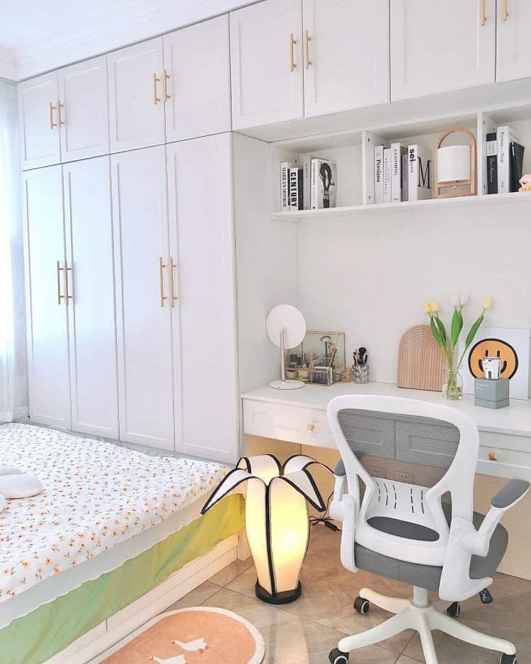 LuxeBanana - Table Lamp with Cheerful Banana Shape and Subtle Lighting