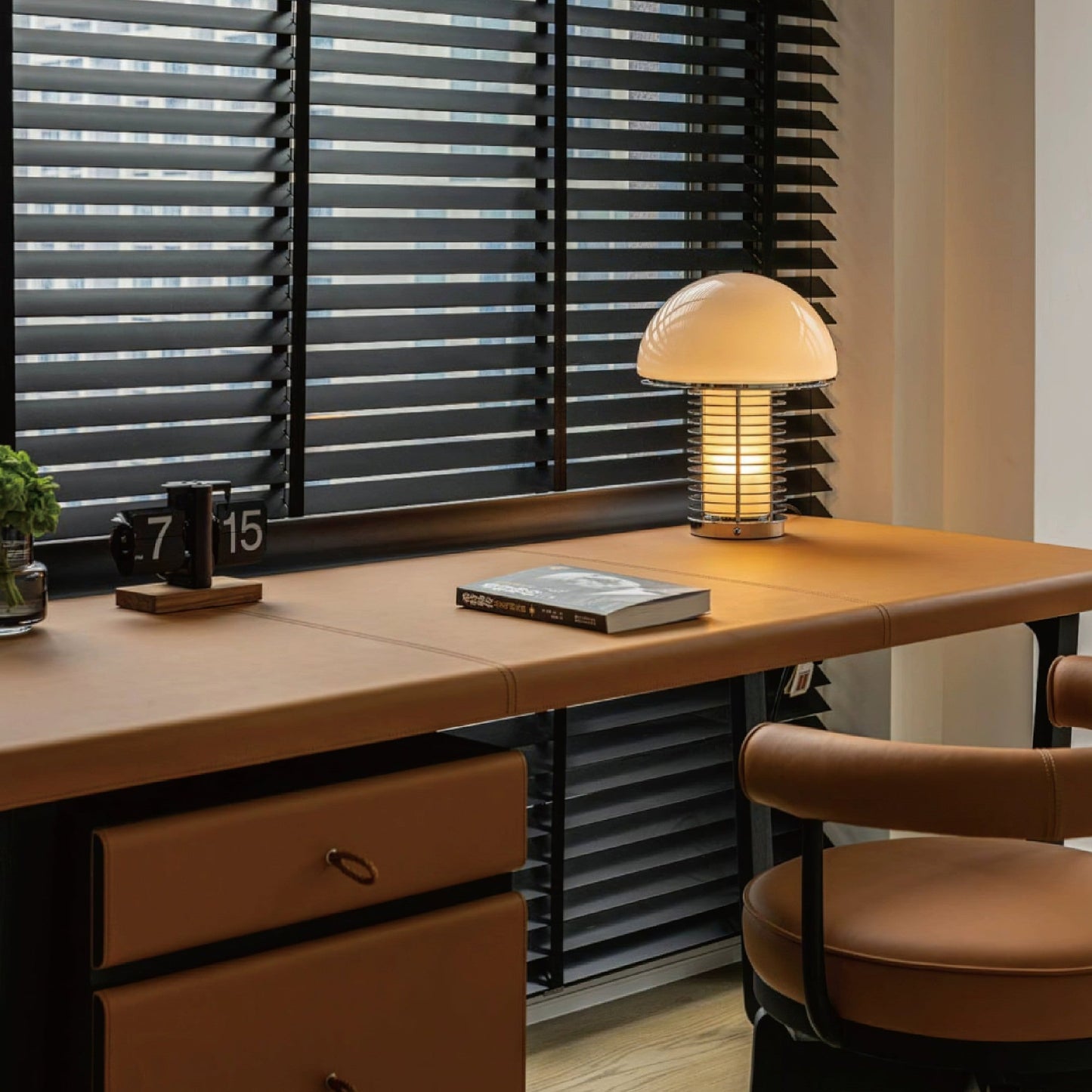 LichtLeuchten - Table Lamp with Subtle Lighting and Modern Finish